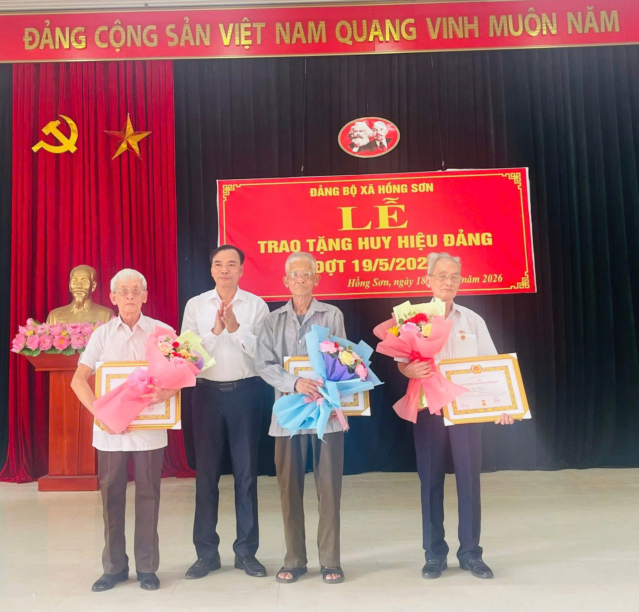 ĐẢNG BỘ XÃ HỒNG SƠN LONG TRỌNG TỔ CHỨC LỄ TRAO TẶNG HUY HIỆU ĐẢNG ĐỢT 19/5