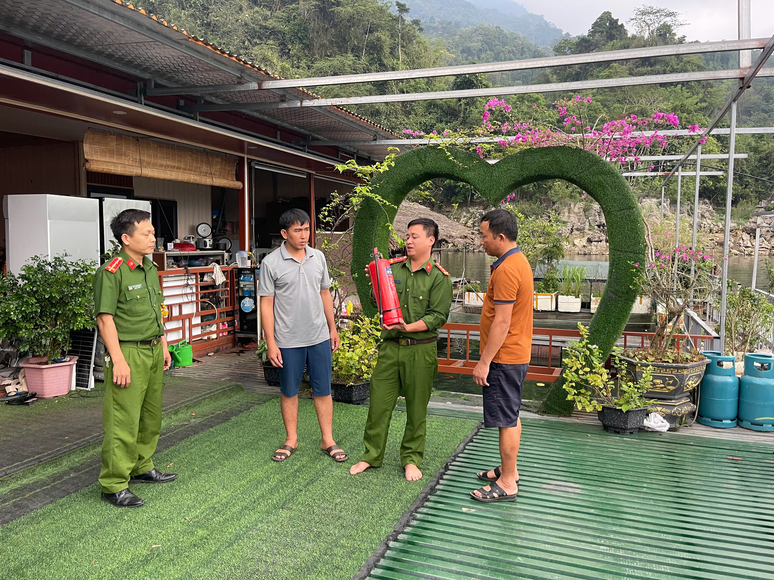 CÔNG AN XÃ THƯỢNG LÂM: TĂNG CƯỜNG ĐẢM BẢO AN NINH TRẬT TỰ VÀ AN TOÀN PCCC TẠI CÁC CƠ SỞ DU LỊCH LÒNG HỒ