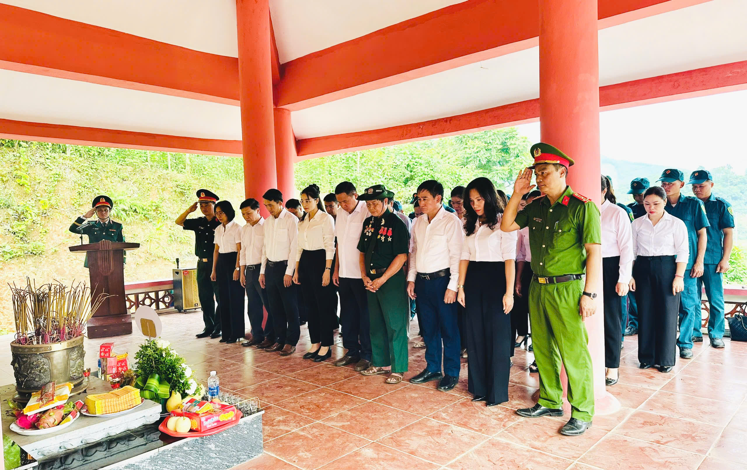 Các đồng chí lãnh đạo xã Minh Thanh dâng hương, dâng hoa tưởng niệm các Anh hùng liệt sĩ