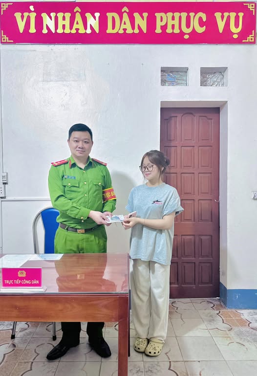 NỮ SINH LỚP 12 TRẢ LẠI HƠN 2,5 TRIỆU ĐỒNG CHO NGƯỜI ĐÁNH RƠI  