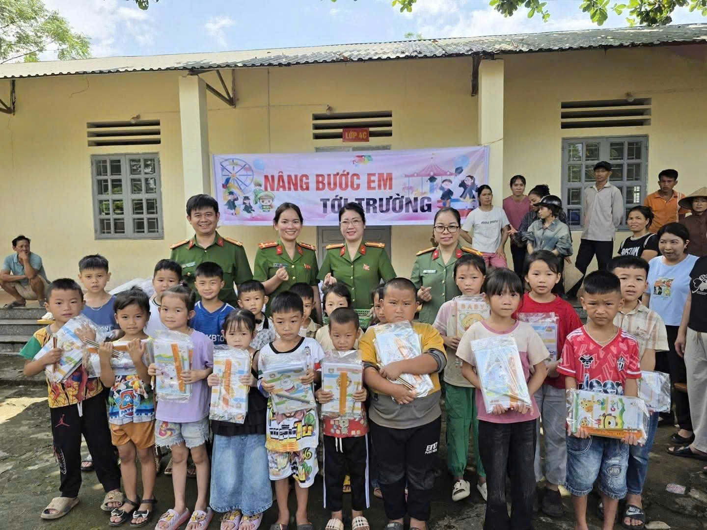 TRUNG THU ẤM ÁP CỦA NHỮNG “CON NUÔI CÔNG AN XÃ”