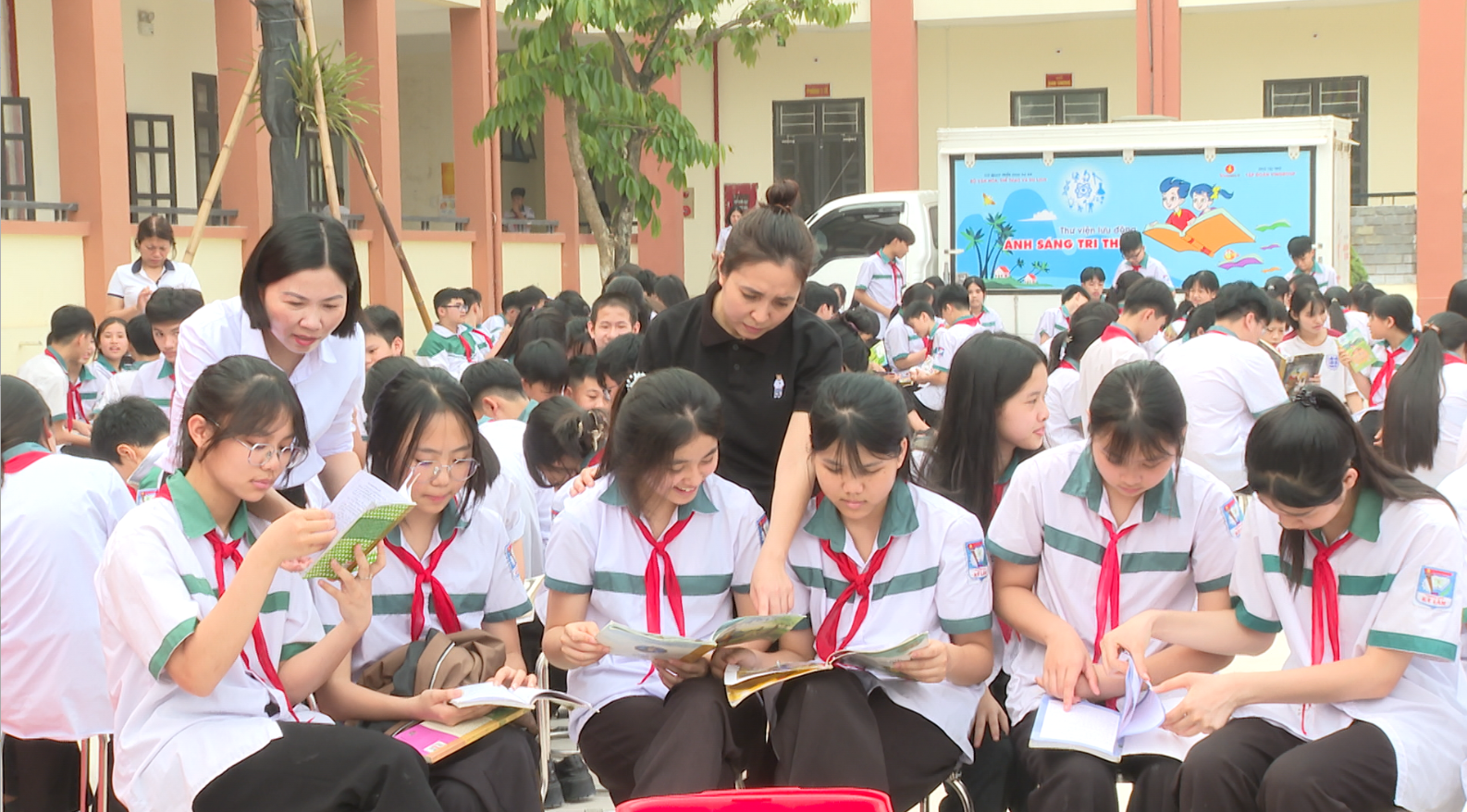 Đưa sách đến gần học sinh - Thư viện lưu động tại Trường THCS Kỳ Lâm