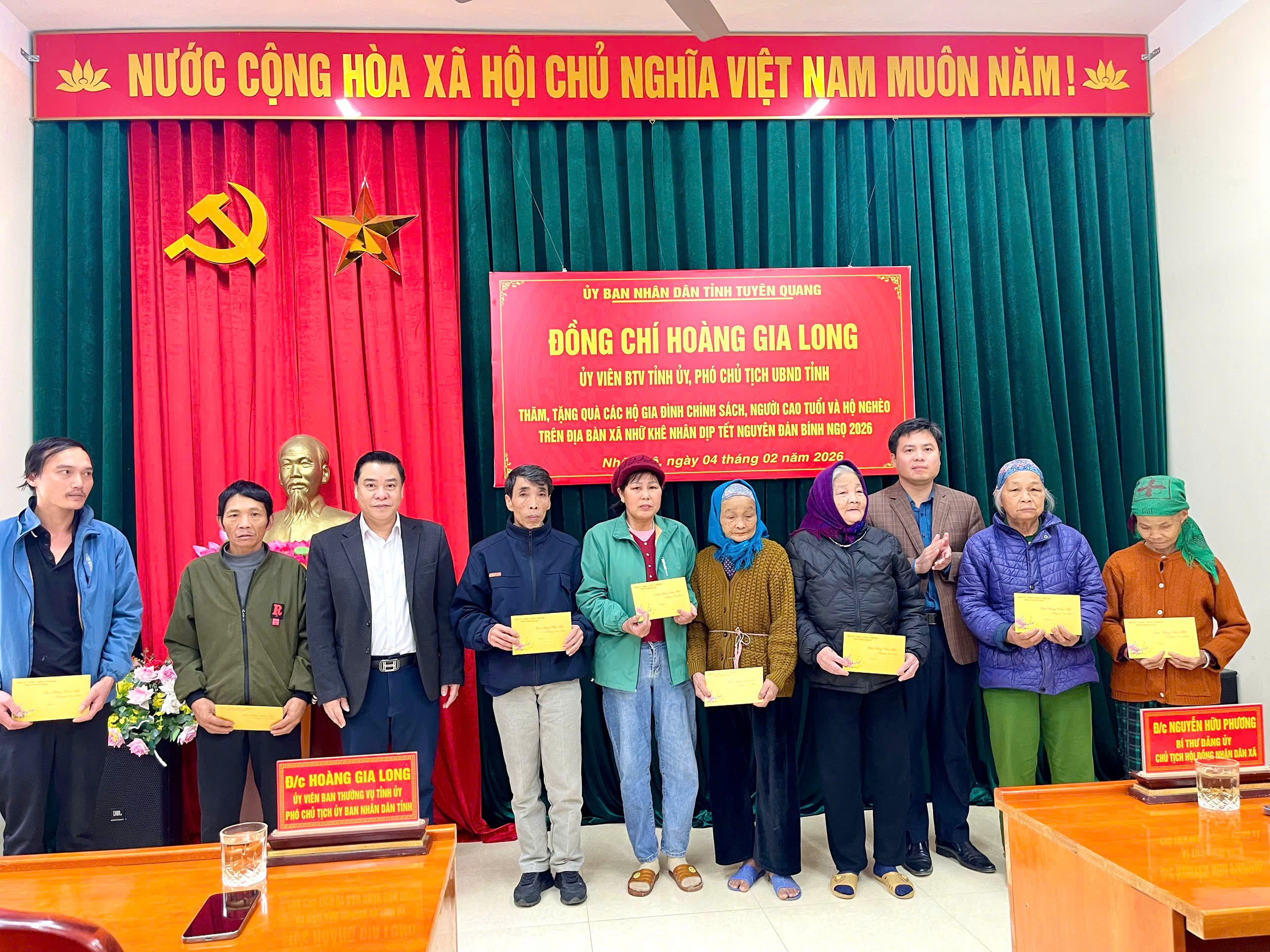 Lãnh đạo UBND tỉnh thăm, chúc Tết và tặng quà các gia đình chính sách, người cao tuổi, hộ nghèo tại xã Nhữ Khê