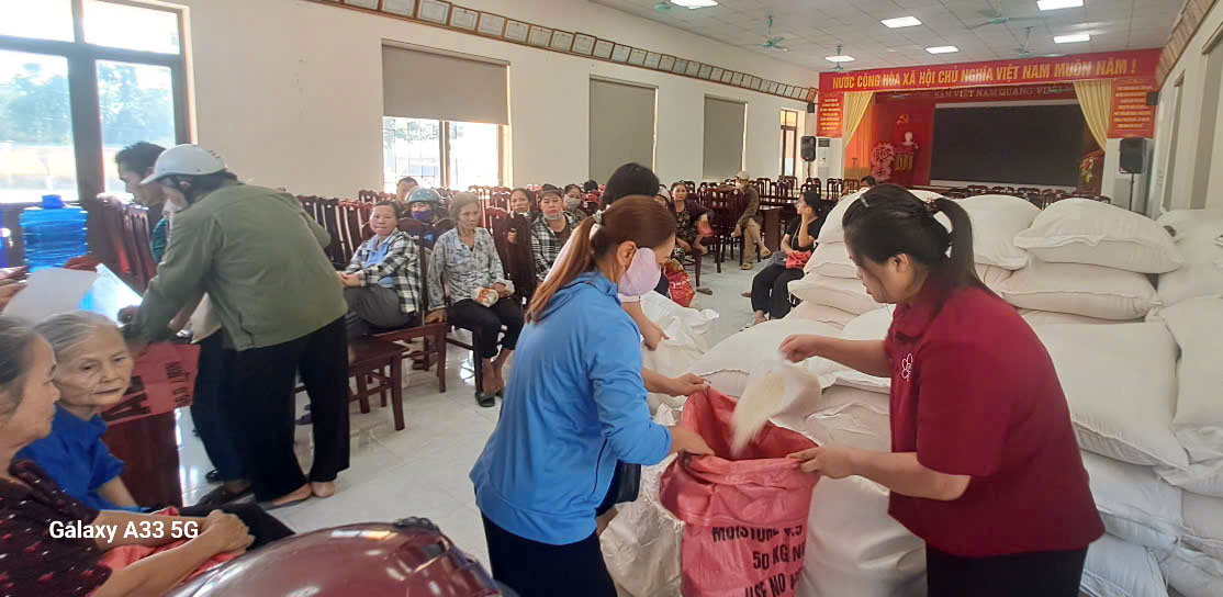 Tân Long tiếp nhận và cấp phát gạo hỗ trợ của Chính phủ cho Nhân dân thời kỳ giáp hạt năm 2026