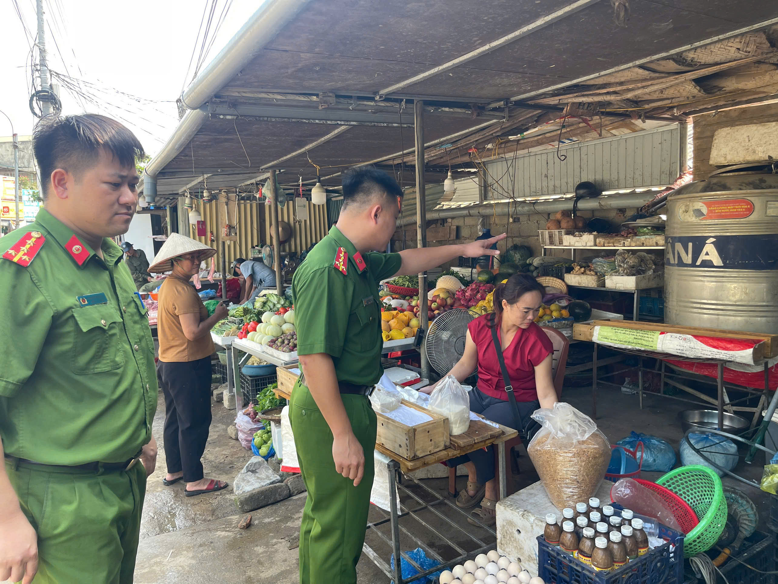 CÔNG AN XÃ XUÂN VÂN: GIẢI TỎA HÀNH LANG AN TOÀN GIAO THÔNG TRÊN QUỐC LỘ 2C