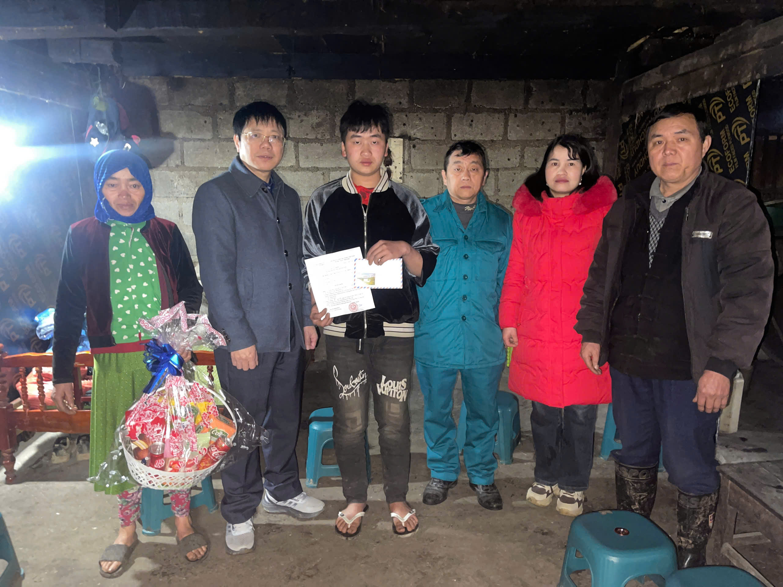 Đồng chí Bí thư Đảng ủy thăm, tặng quà Tết và trao quyết định cho các công dân lên đường nhập ngũ