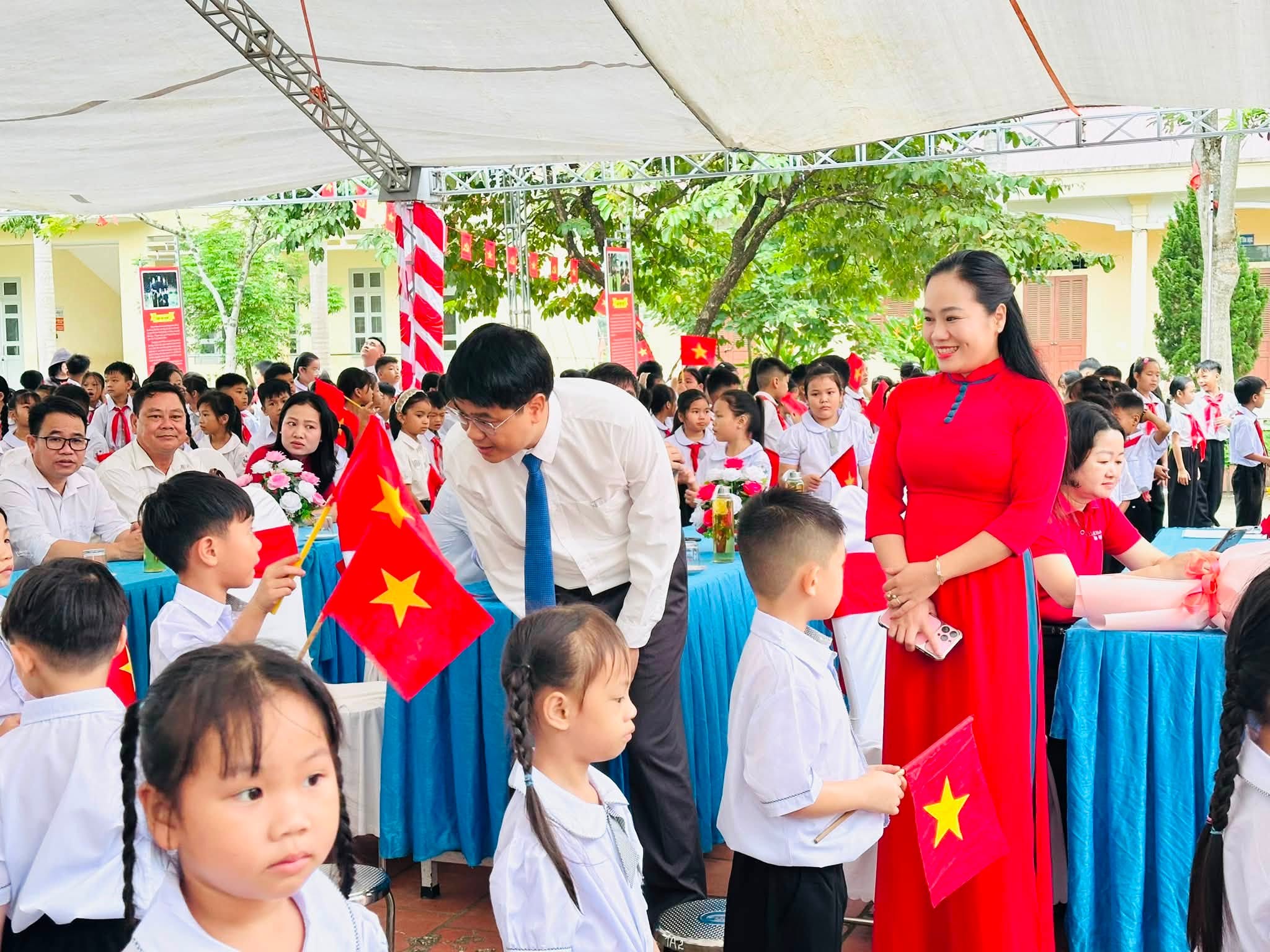 Đồng chí Chủ tịch UBND xã Dương Minh Tuấn dự khai giảng Trường Tiểu học Tôn Đức Thắng