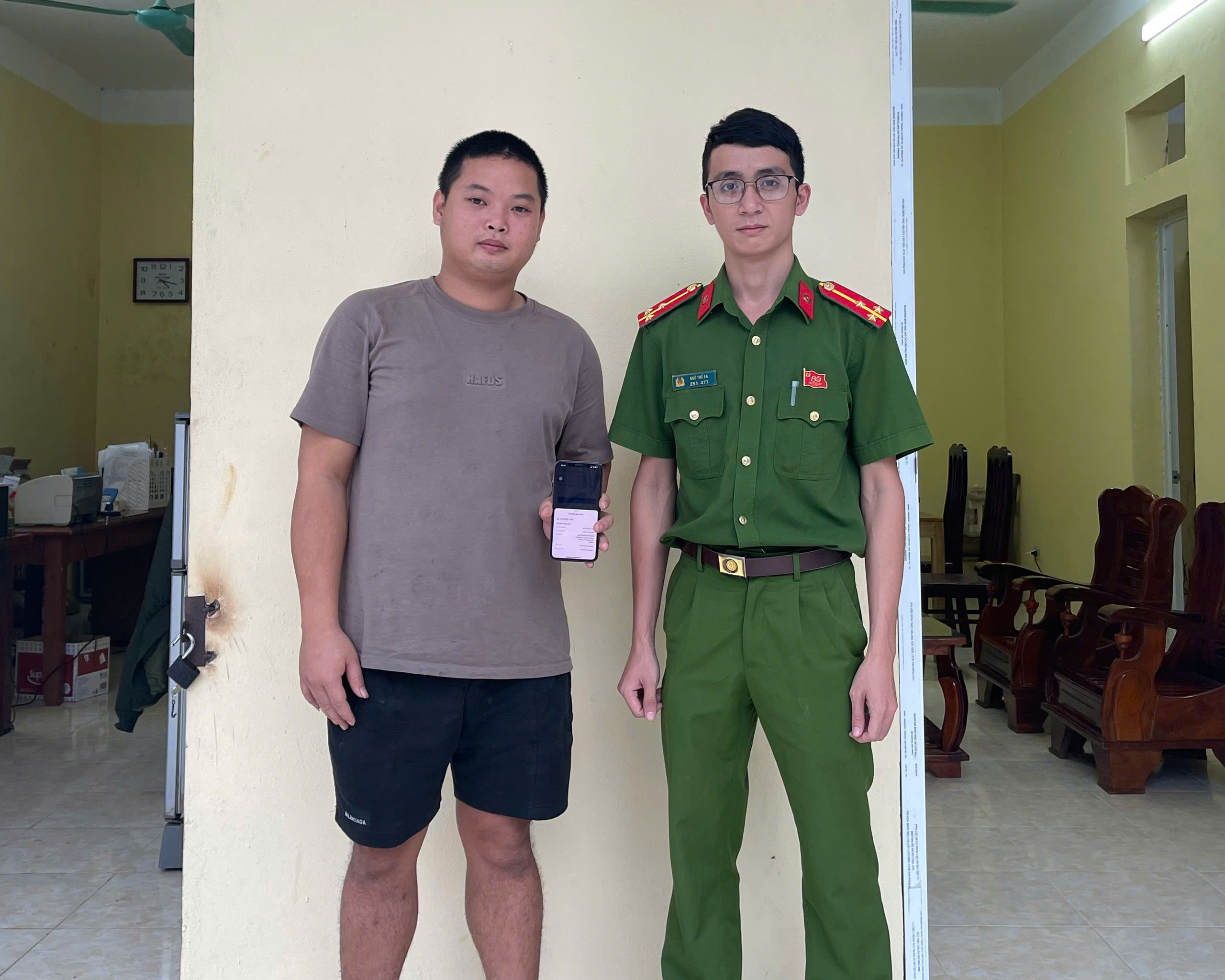 CÔNG AN XÃ MINH QUANG GIÚP CÔNG DÂN NHẬN LẠI TIỀN CHUYỂN KHOẢN NHẦM