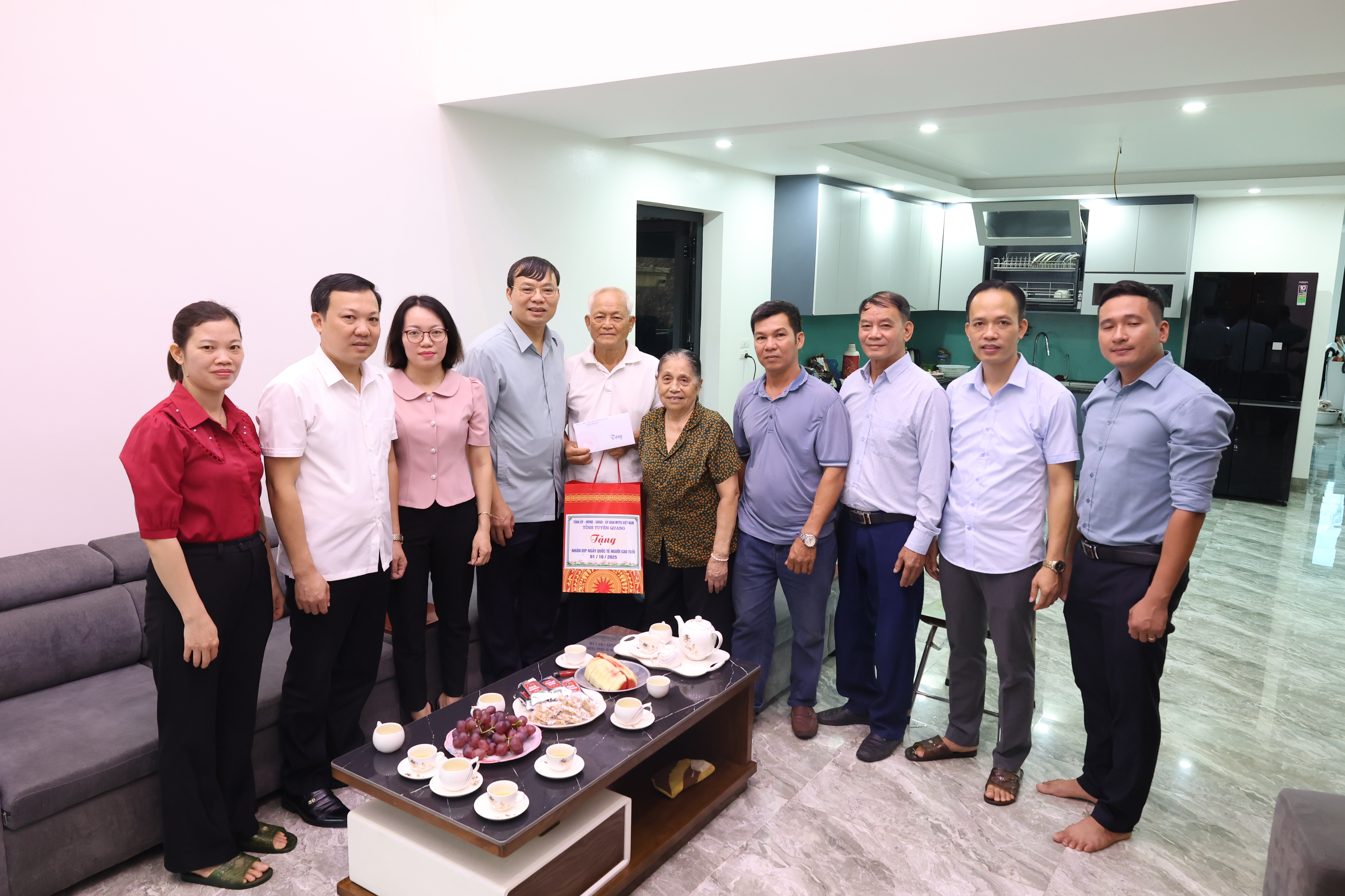 Đồng chí Bí thư Đảng ủy xã Yên Sơn thăm tặng quà người cao tuổi tại thôn Đồng Cầu