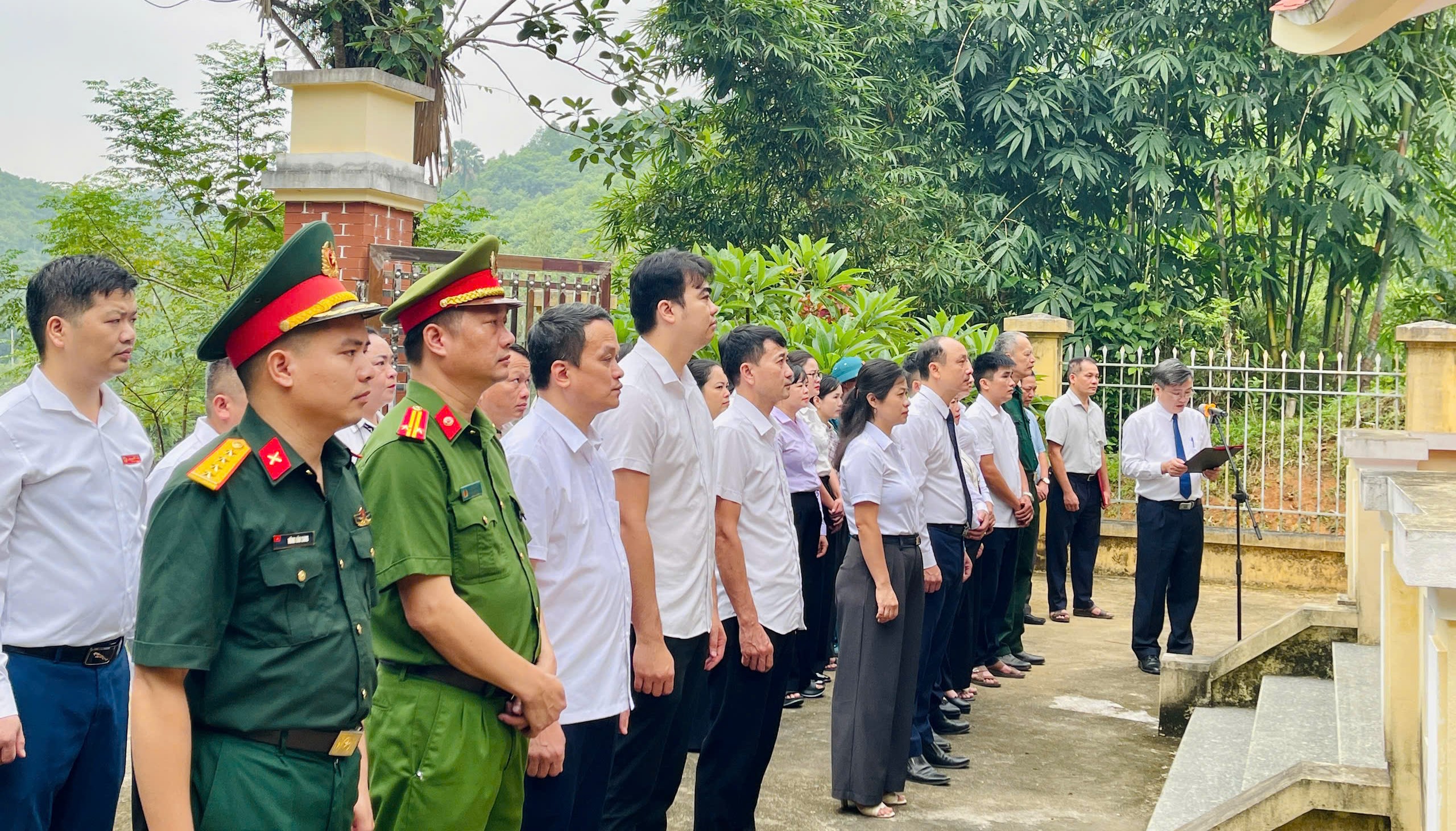 Kiên Đài: Dâng hoa, dâng hương tưởng niệm các anh hùng liệt sĩ.