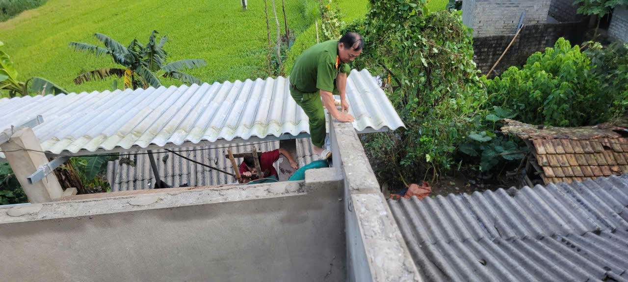 CÔNG AN XÃ NGHĨA THUẬN CHỦ ĐỘNG HỖ TRỢ NHÂN DÂN KHẮC PHỤC THIÊN TAI