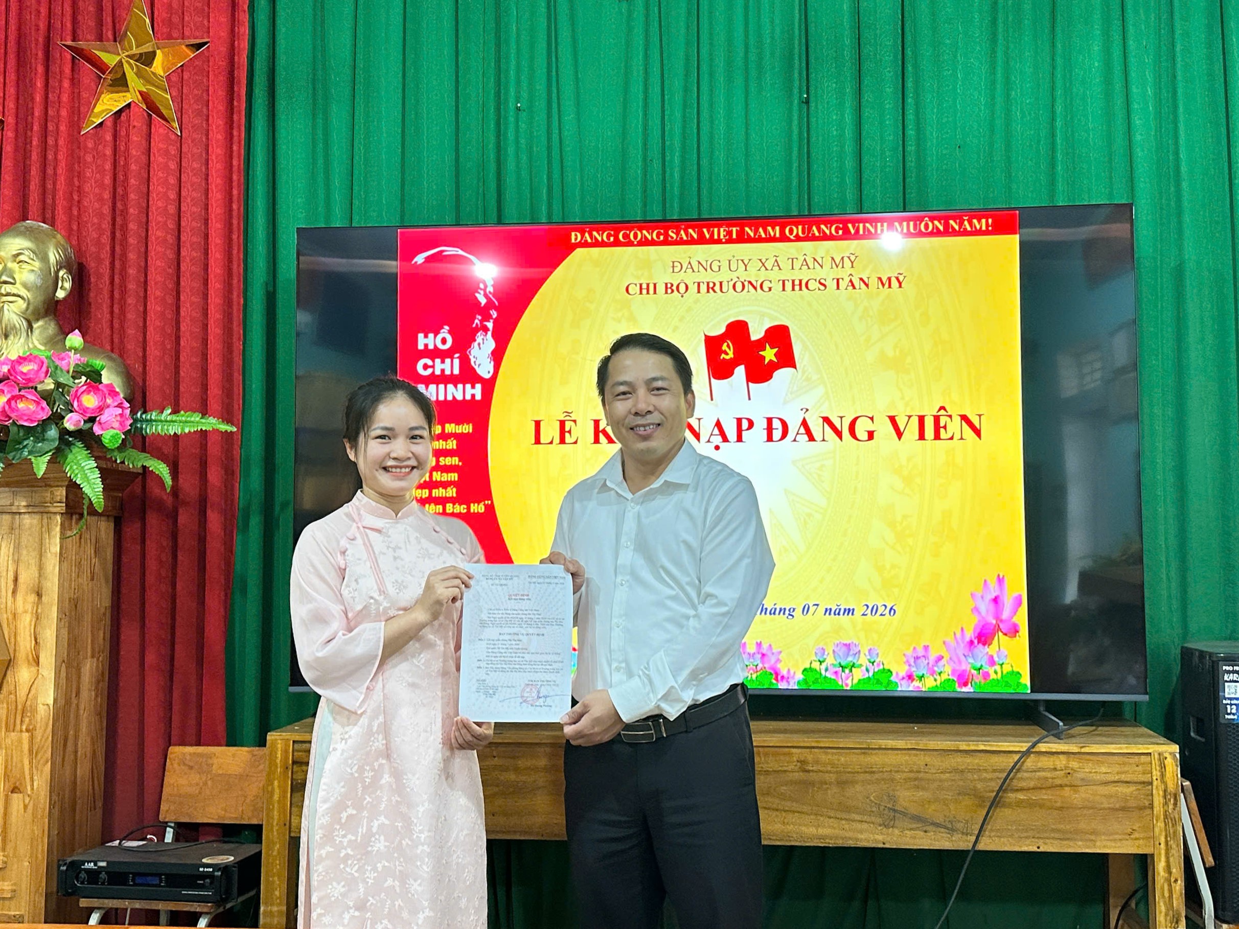 ĐẢNG ỦY XÃ TÂN MỸ: TRANG TRỌNG TỔ CHỨC LỄ KẾT NẠP ĐẢNG VIÊN MỚI TẠI CHI BỘ TRƯỜNG THCS TÂN MỸ