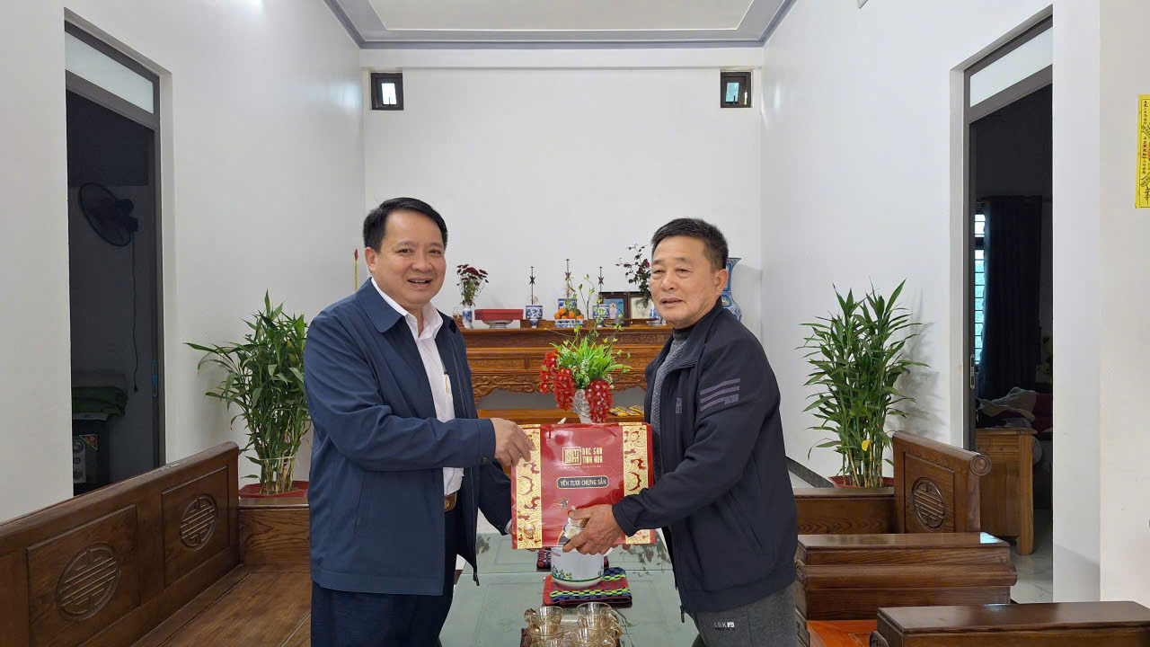 Bí thư Đảng ủy xã Tiên Yên thăm và tặng quà Tết các đồng chí nguyên lãnh đạo xã qua các thời kỳ và đảng viên lão thành trên địa bàn xã