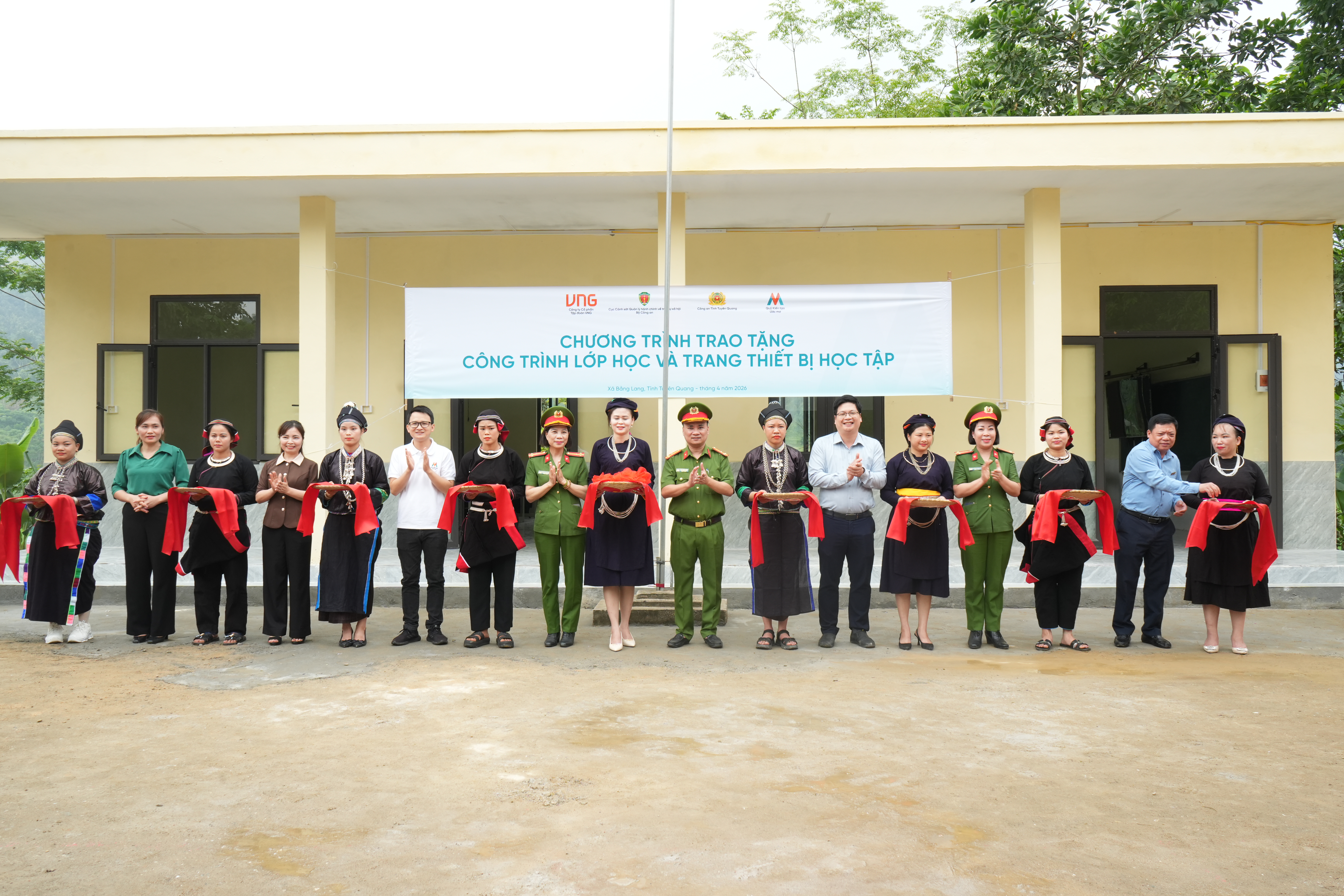 LỄ KHÁNH THÀNH, TRAO TẶNG CÔNG TRÌNH LỚP HỌC VÀ TRANG THIẾT BỊ HỌC TẬP TẠI TỈNH TUYÊN QUANG