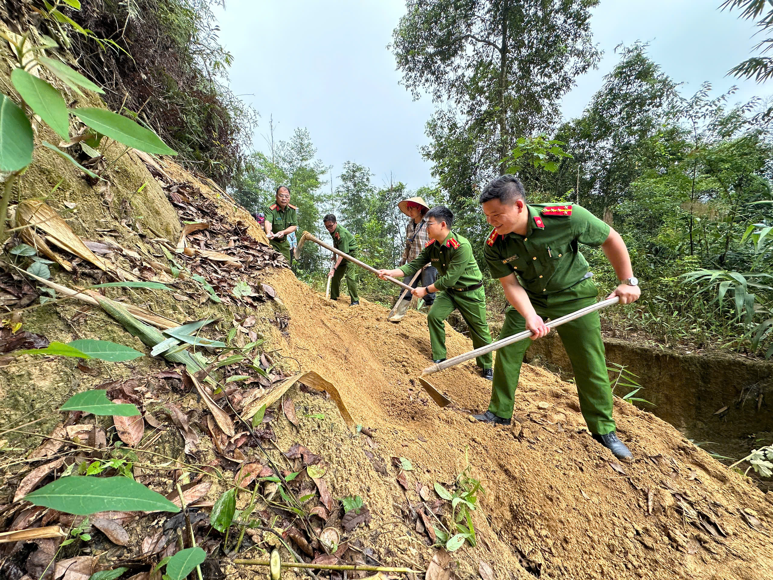 ĐỒN CÔNG AN THANH THỦY PHỐI HỢP DỌN DẸP ĐIỂM SẠT LỞ, PHÁT QUANG TUYẾN BIÊN GIỚI