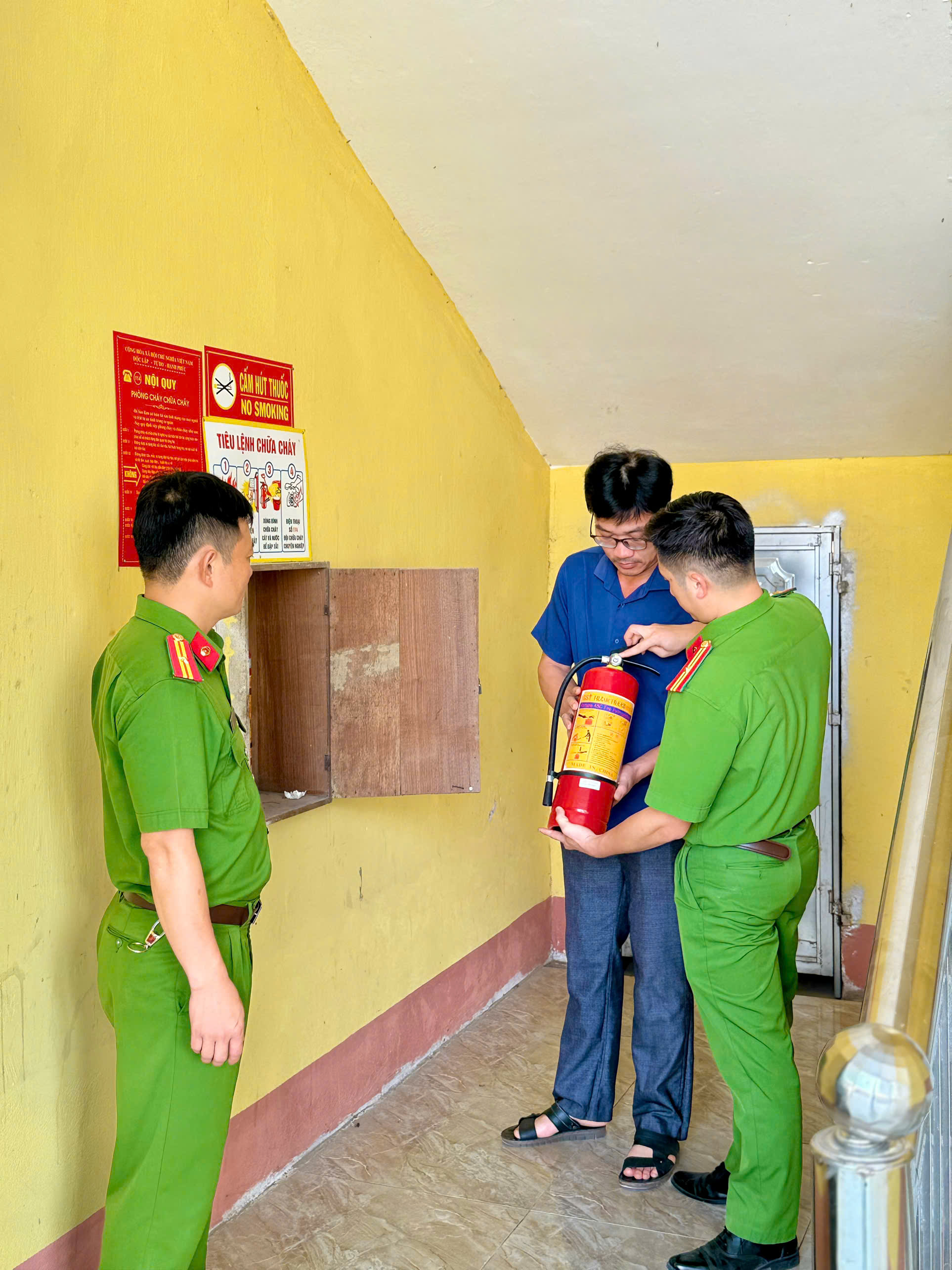 CÔNG AN XÃ ĐỒNG YÊN ĐẢM BẢO AN TOÀN PCCC TẠI CÁC ĐIỂM THI