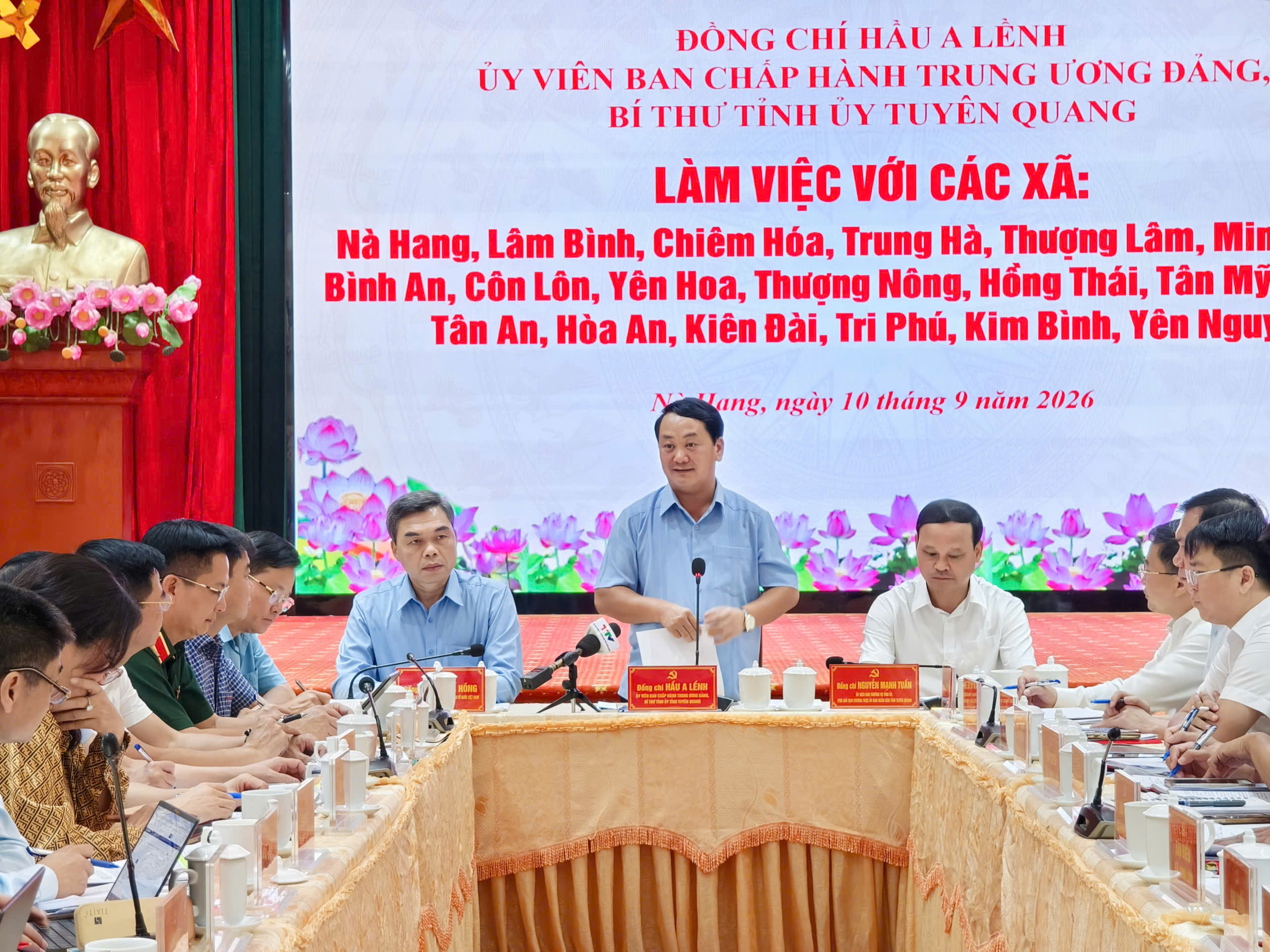 Đồng chí Hầu A Lềnh, Ủy viên BCH Trung ương Đảng, Bí thư Tỉnh uỷ làm việc với 19 xã khu vực phía Đông của tỉnh Tuyên Quang
