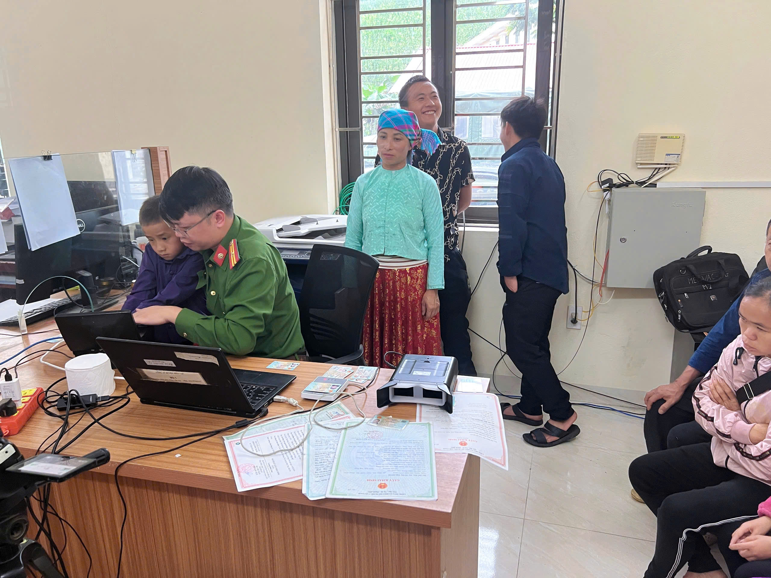 CÔNG AN XÃ SỦNG MÁNG TĂNG CƯỜNG THU NHẬN HỒ SƠ CẤP CĂN CƯỚC, ĐỊNH DANH ĐIỆN TỬ VÀ KÍCH HOẠT TÀI KHOẢN VNeID CHO CÔNG DÂN