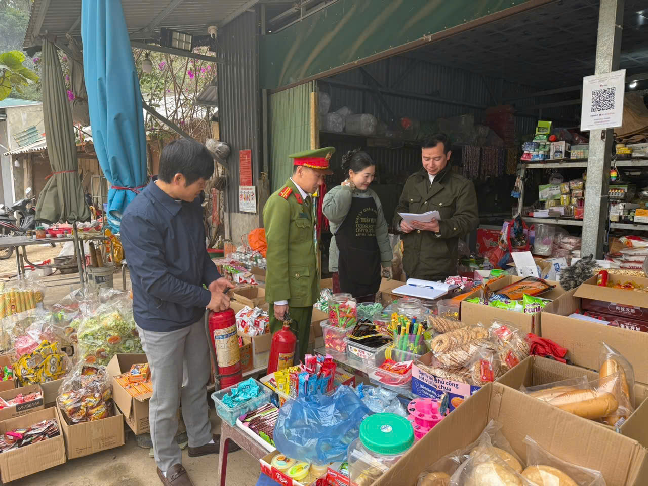 Công an xã Tát Ngà kiểm tra, ký cam kết phòng cháy, chữa cháy tại các hộ kinh doanh tạp hóa