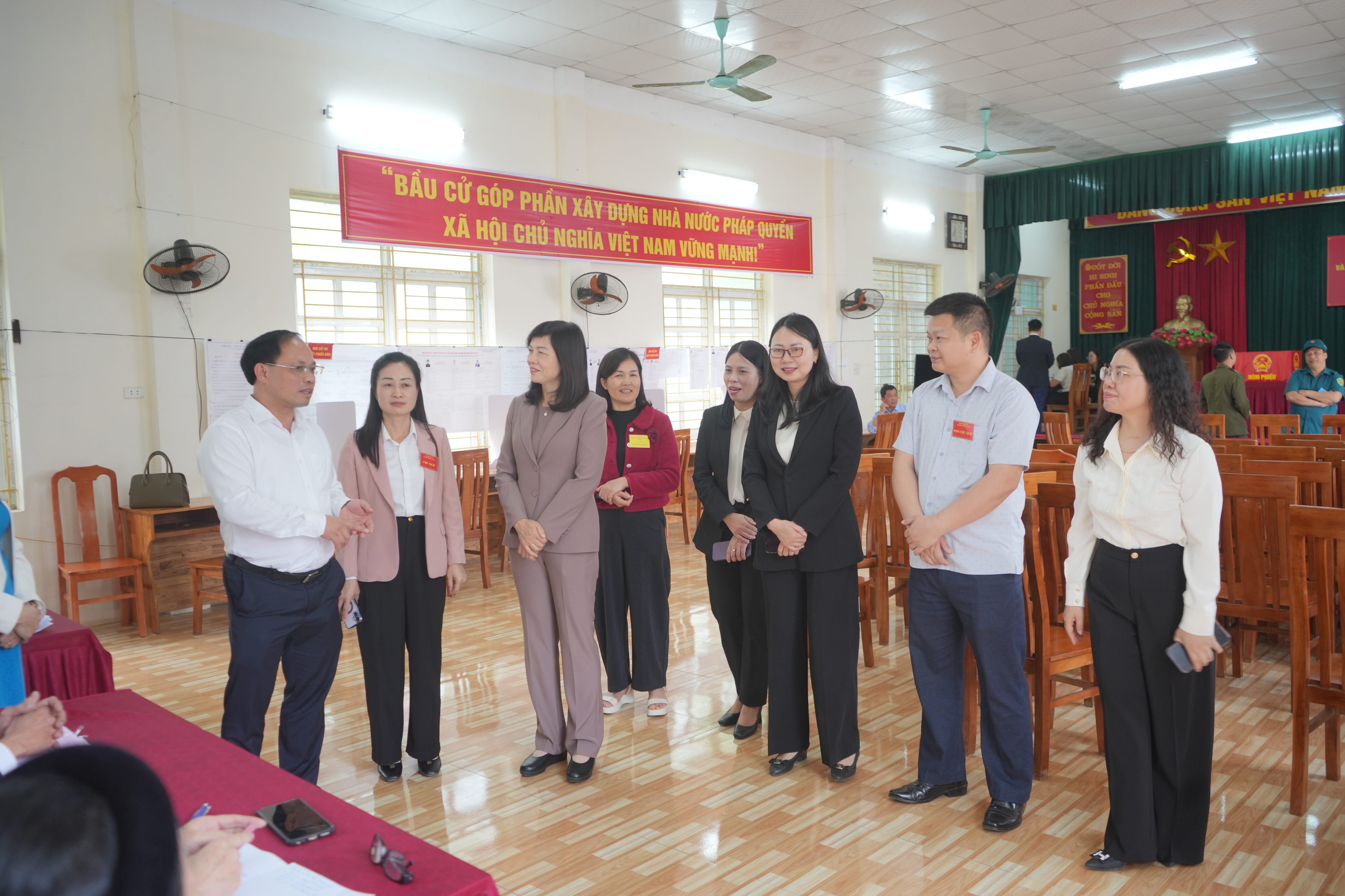 Đồng chí Phạm Thị Minh Xuân, Ủy viên Ban Thường vụ Tỉnh ủy, Phó Chủ tịch HĐND tỉnh kiểm tra công tác bầu cử tại xã Nà Hang