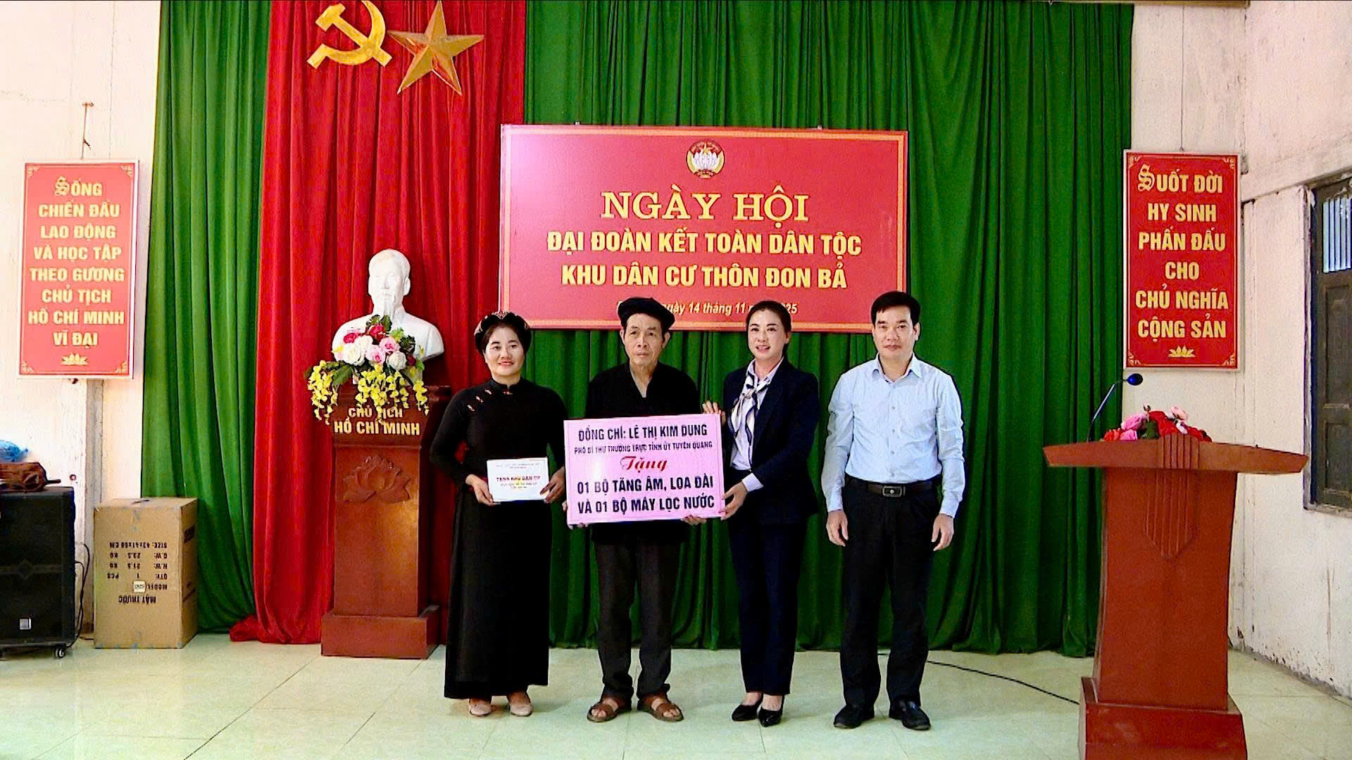 Đồng chí Lê Thị Kim Dung, Phó Bí thư Thường trực Tỉnh ủy dự Ngày hội Đại đoàn kết các dân tộc tại xã Lâm Bình