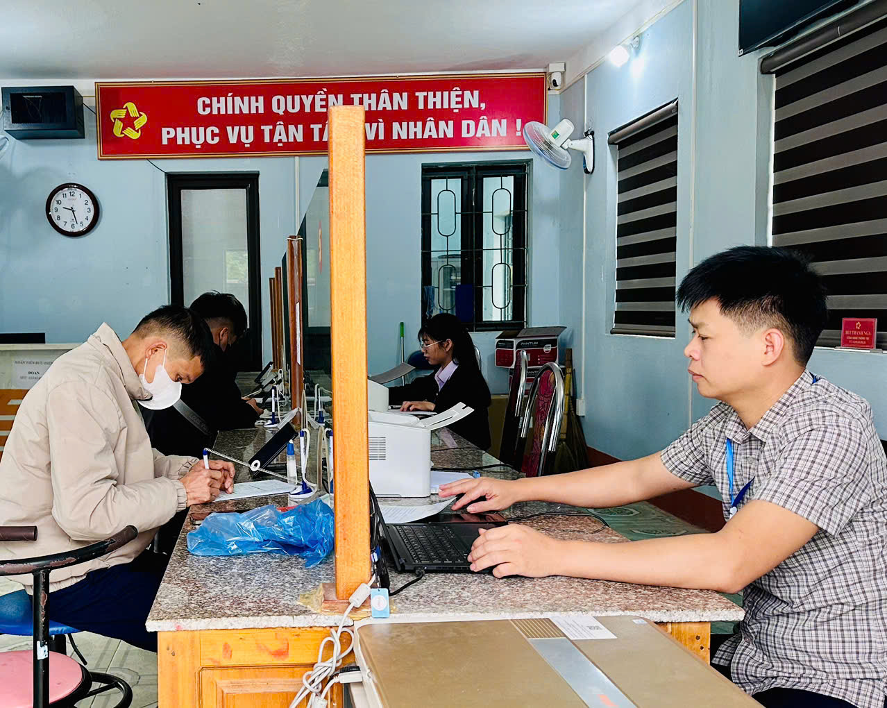 TÂN TRỊNH NÂNG CAO HIỆU QUẢ GIẢI QUYẾT THỦ TỤC HÀNH CHÍNH PHỤC VỤ NGƯỜI DÂN KỊP THỜI ĐÚNG QUY ĐỊNH
