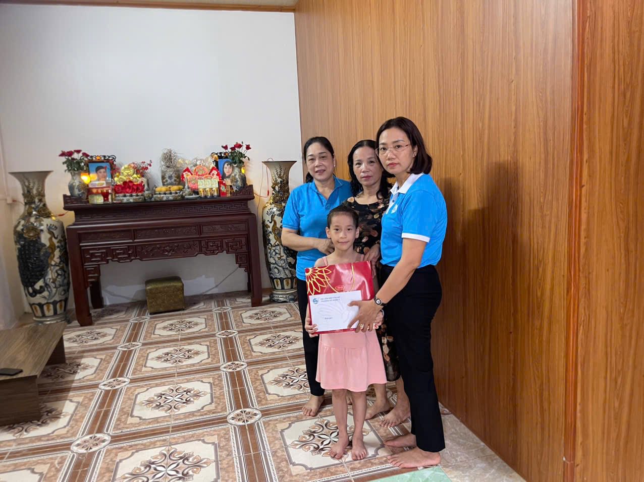Hội Liên hiệp Phụ nữ phường Hà Giang 2 thăm, tặng quà con nuôi nhân Ngày Quốc tế Thiếu nhi 1/6