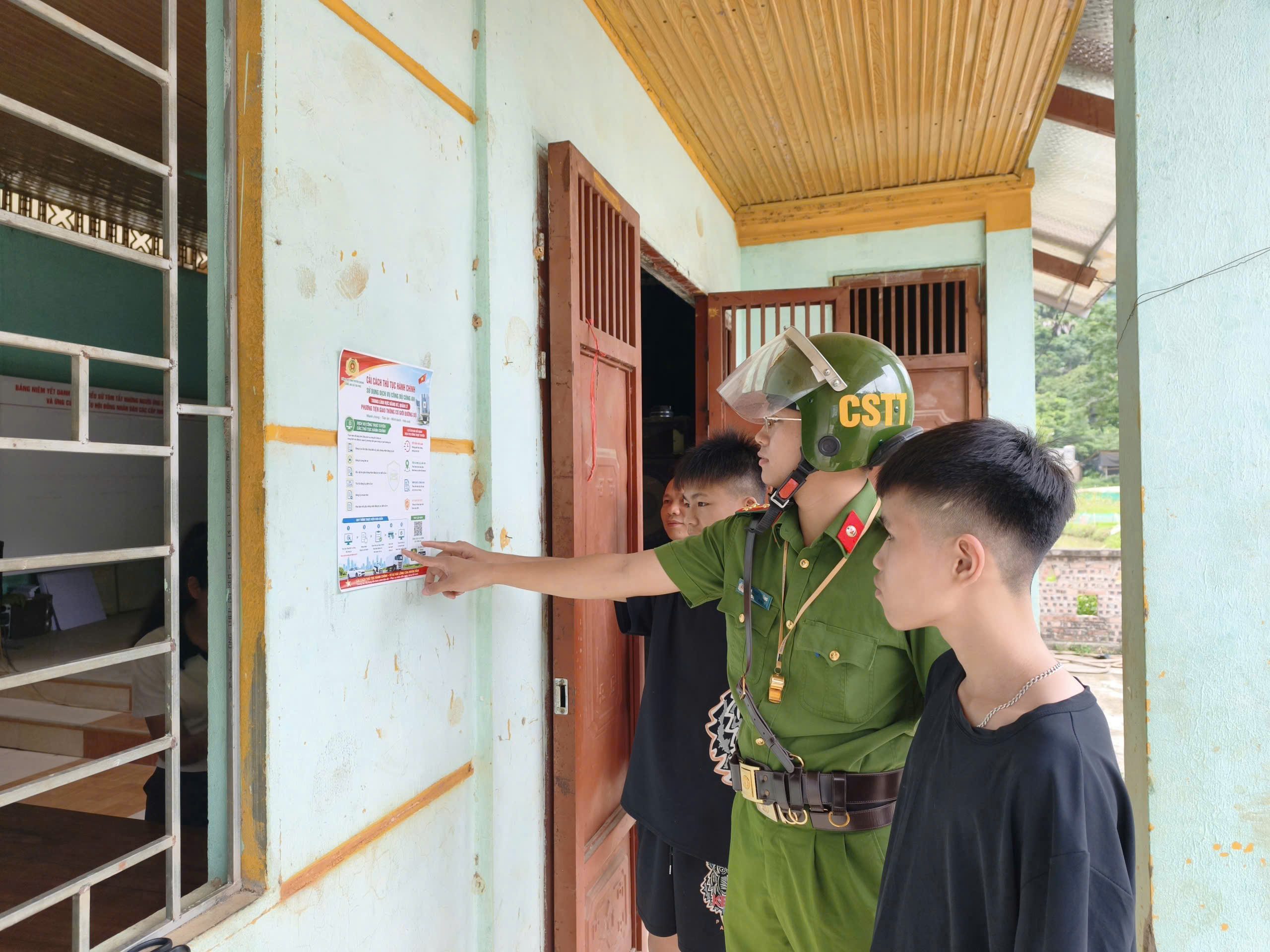 CÔNG AN XÃ TRI PHÚ ĐẨY MẠNH CẢI CÁCH HÀNH CHÍNH, HƯỚNG DẪN NGƯỜI DÂN SỬ DỤNG DỊCH VỤ CÔNG