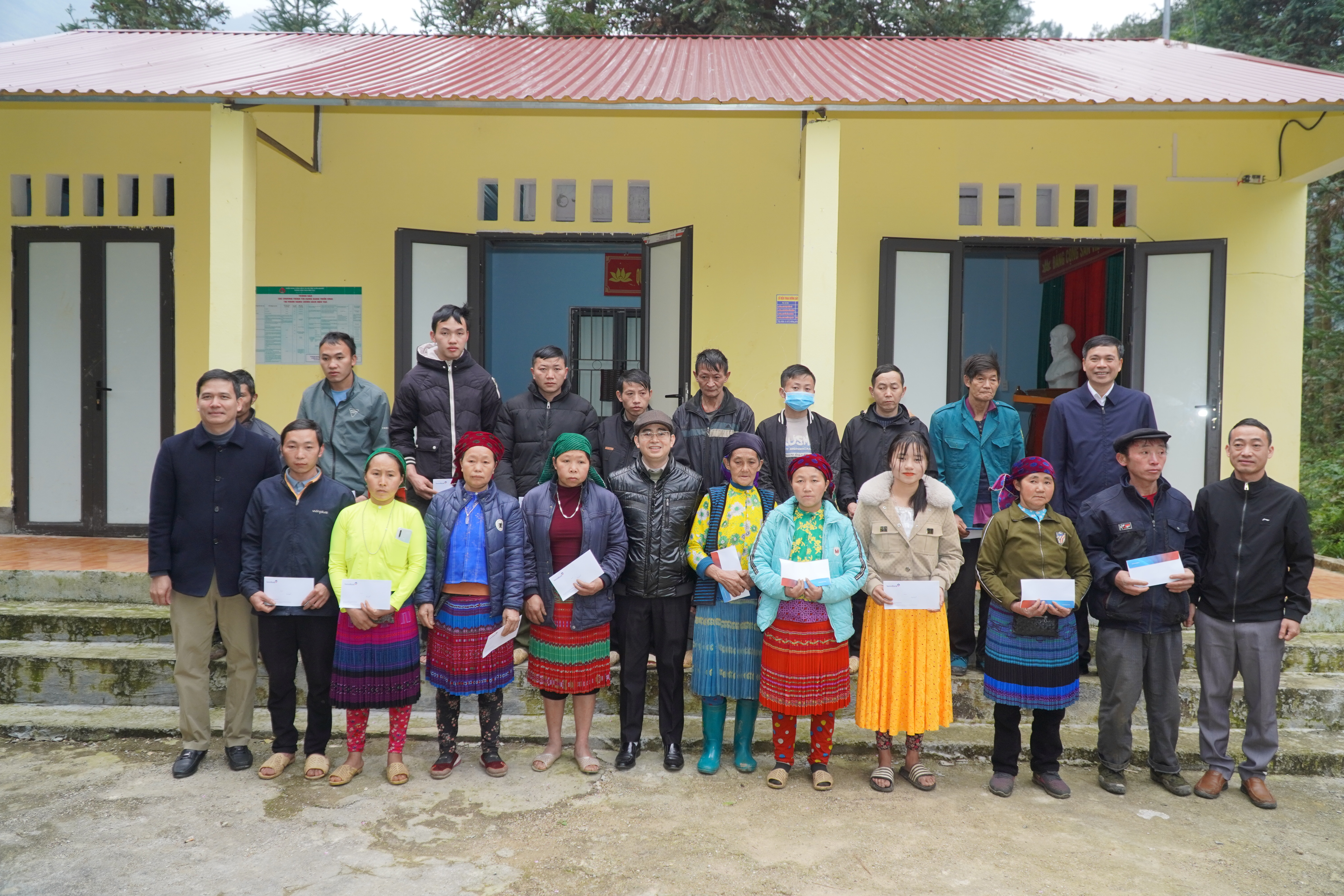 NGÂN HÀNG NHÀ NƯỚC KHU VỰC 4 TẶNG QUÀ TẾT CHO HỘ NGHÈO XÃ MÈO VẠC, TỈNH TUYÊN QUANG