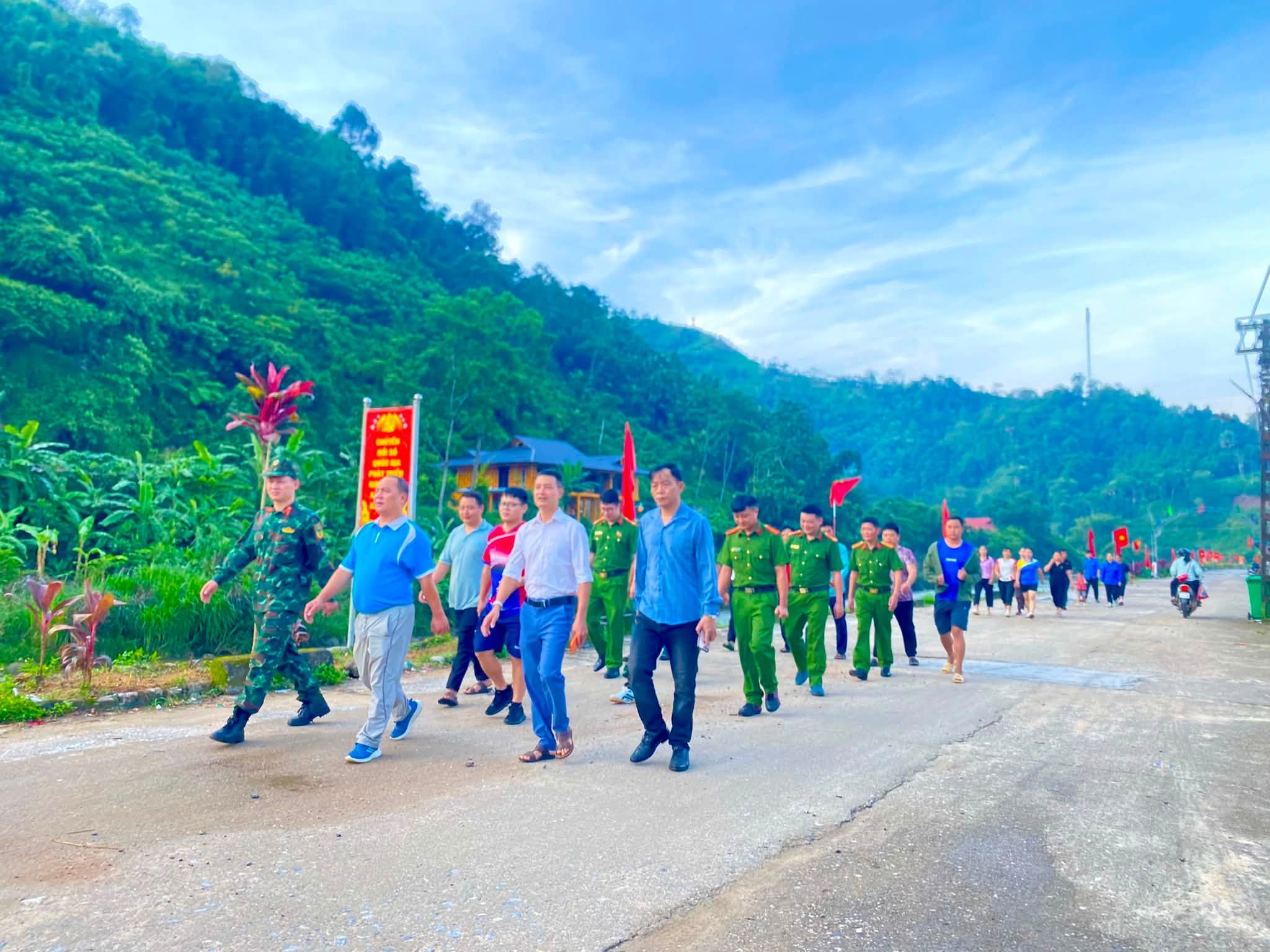 QUẢNG NGUYÊN SÔI NỔI CÙNG VIỆT NAM TIẾN BƯỚC