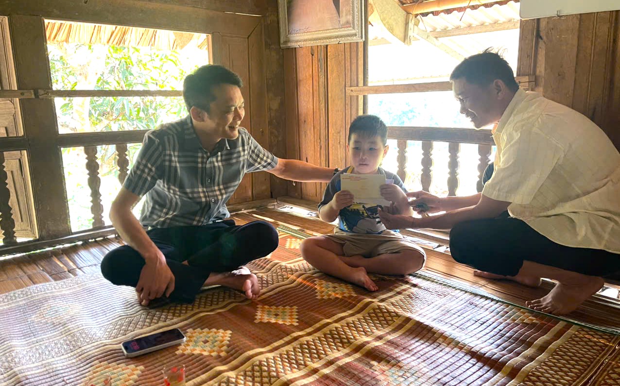 Chủ tịch UBND xã Nguyễn Xuân Hải đã đến thăm hỏi, động viên và trao quà cho các cháu thiếu nhi tại thôn Kim và Tân Hùng.