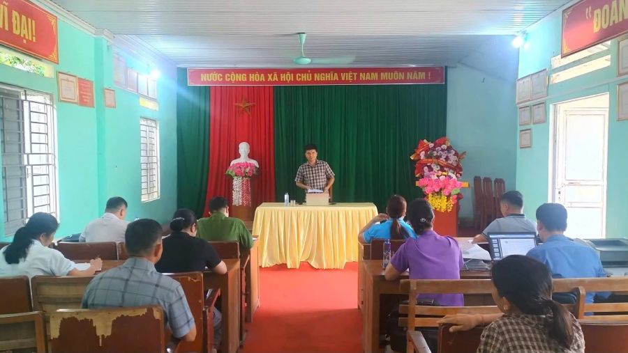 Chủ tịch UBND xã Trần Minh Hữu đối thoại với người dân thôn Quang Minh