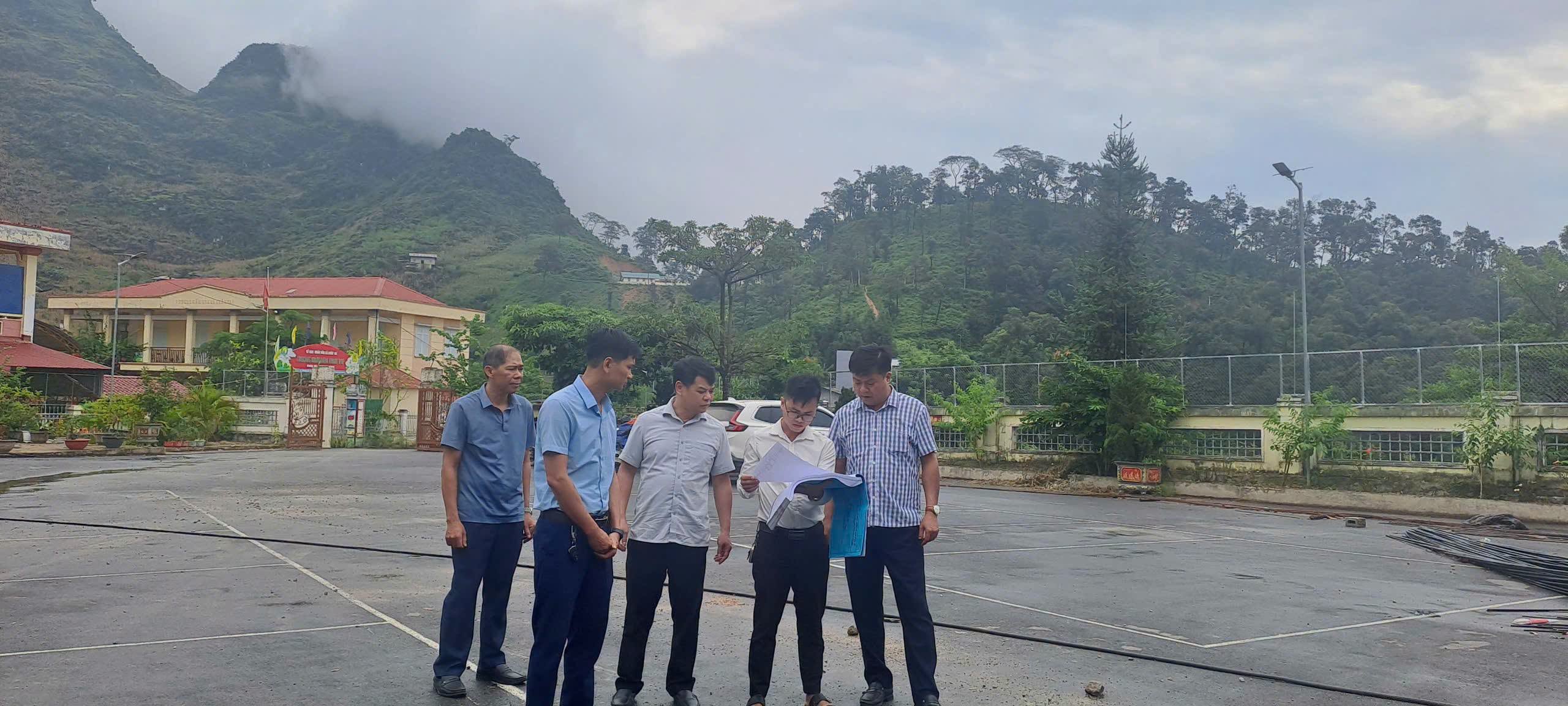 Khâu Vai kiểm tra cơ sở vật chất trường lớp chuẩn bị năm học mới