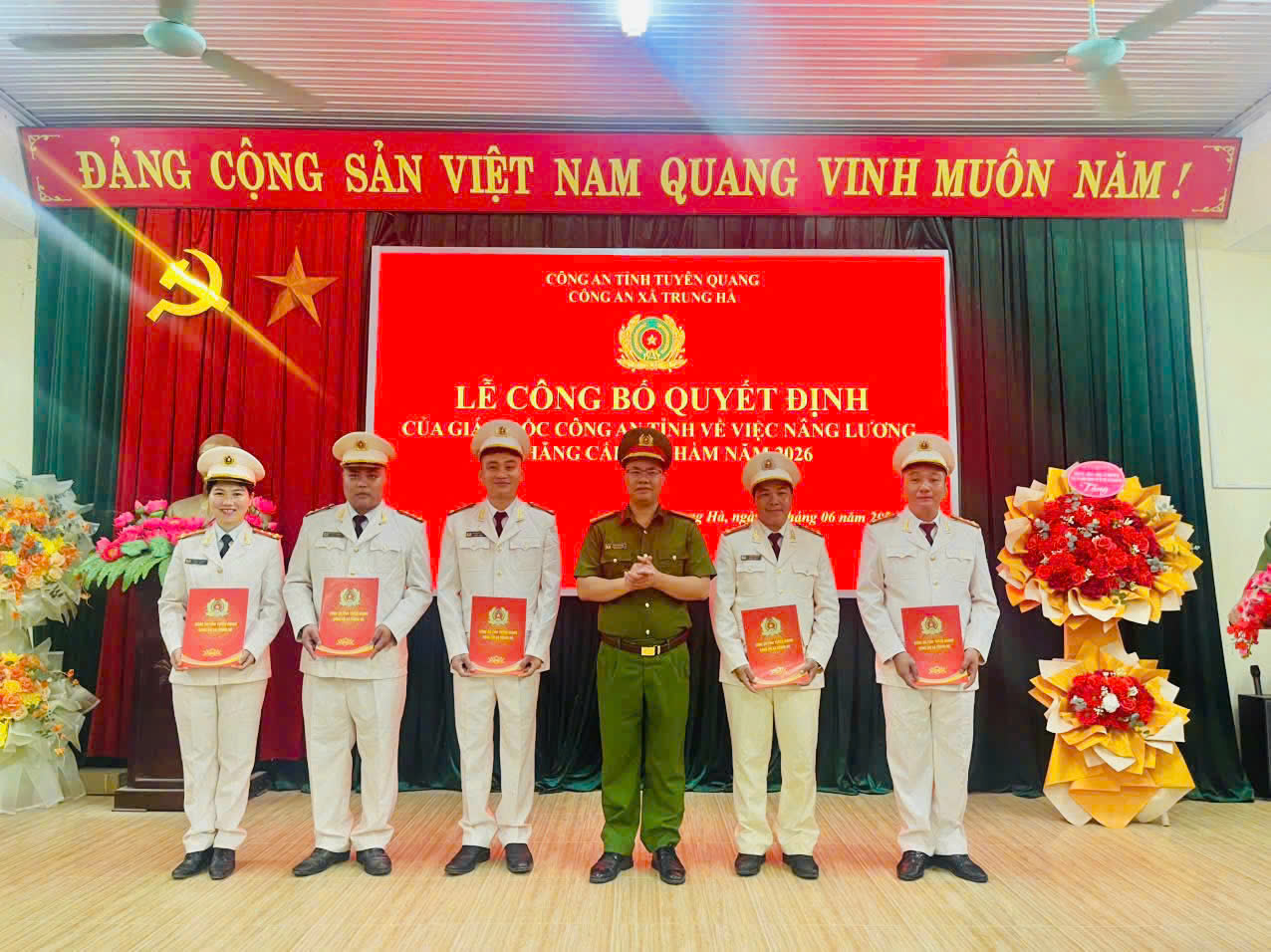 CÔNG AN XÃ TRUNG HÀ TỔ CHỨC LỄ CÔNG BỐ QUYẾT ĐỊNH THĂNG CẤP BẬC HÀM, NÂNG LƯƠNG NĂM 2026