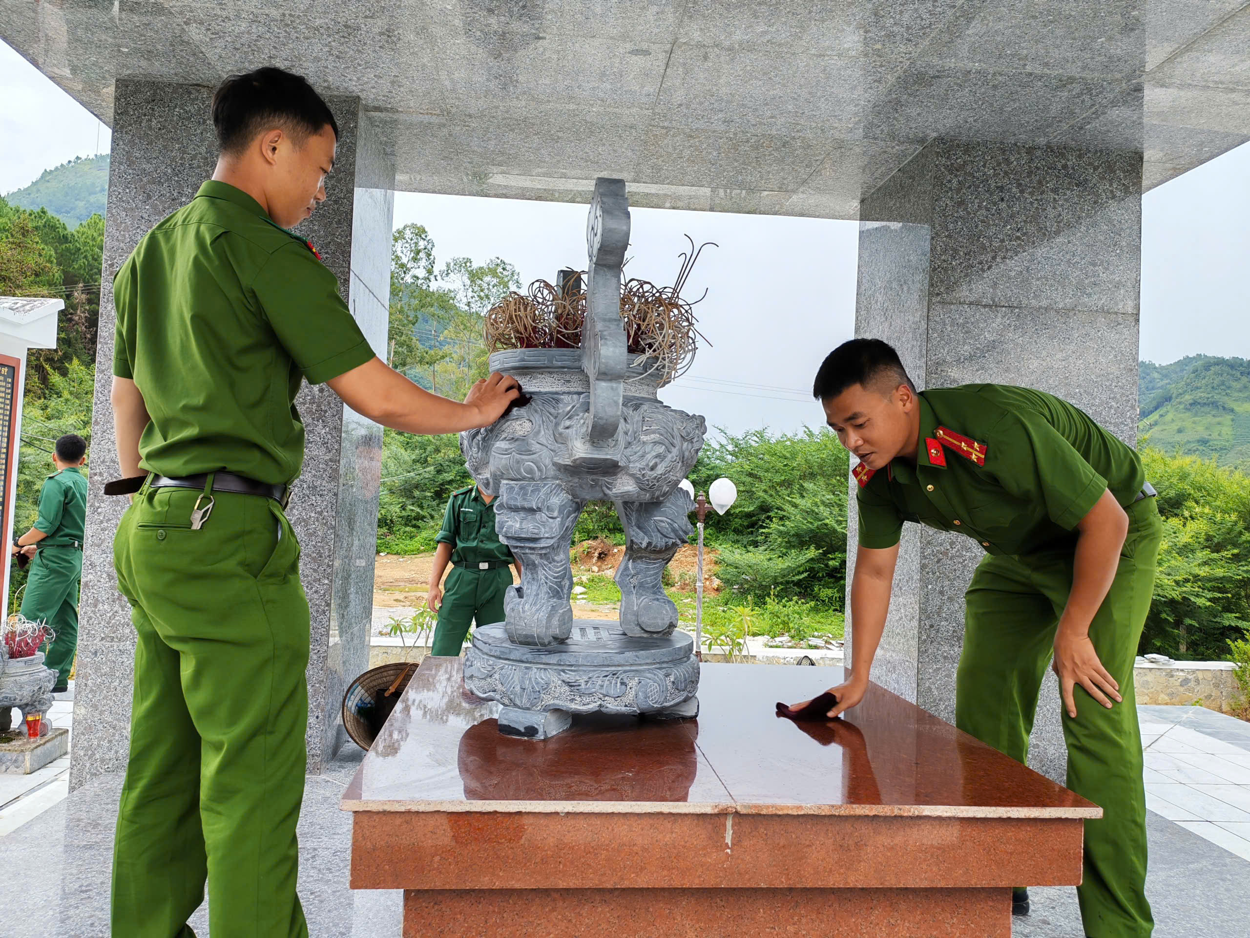 TUỔI TRẺ CÔNG AN XÃ ĐỒNG VĂN CHUNG TAY CHĂM SÓC ĐÀI TƯỞNG NIỆM CÁC ANH HÙNG LIỆT SĨ