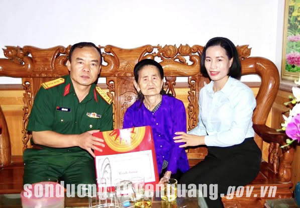 Đại tá Giàng Cò Sài, Phó chỉ huy trưởng Bộ CHQS thăm, tặng quà mẹ Việt Nam anh hùng Tình Thị Lộc