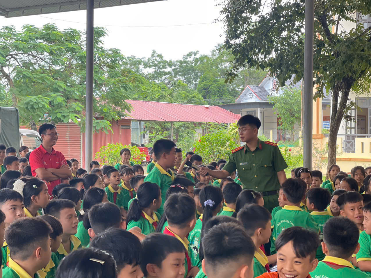 CÔNG AN XÃ TRI PHÚ PHỐI HỢP TUYÊN TRUYỀN AN TOÀN GIAO THÔNG TRONG TRƯỜNG HỌC