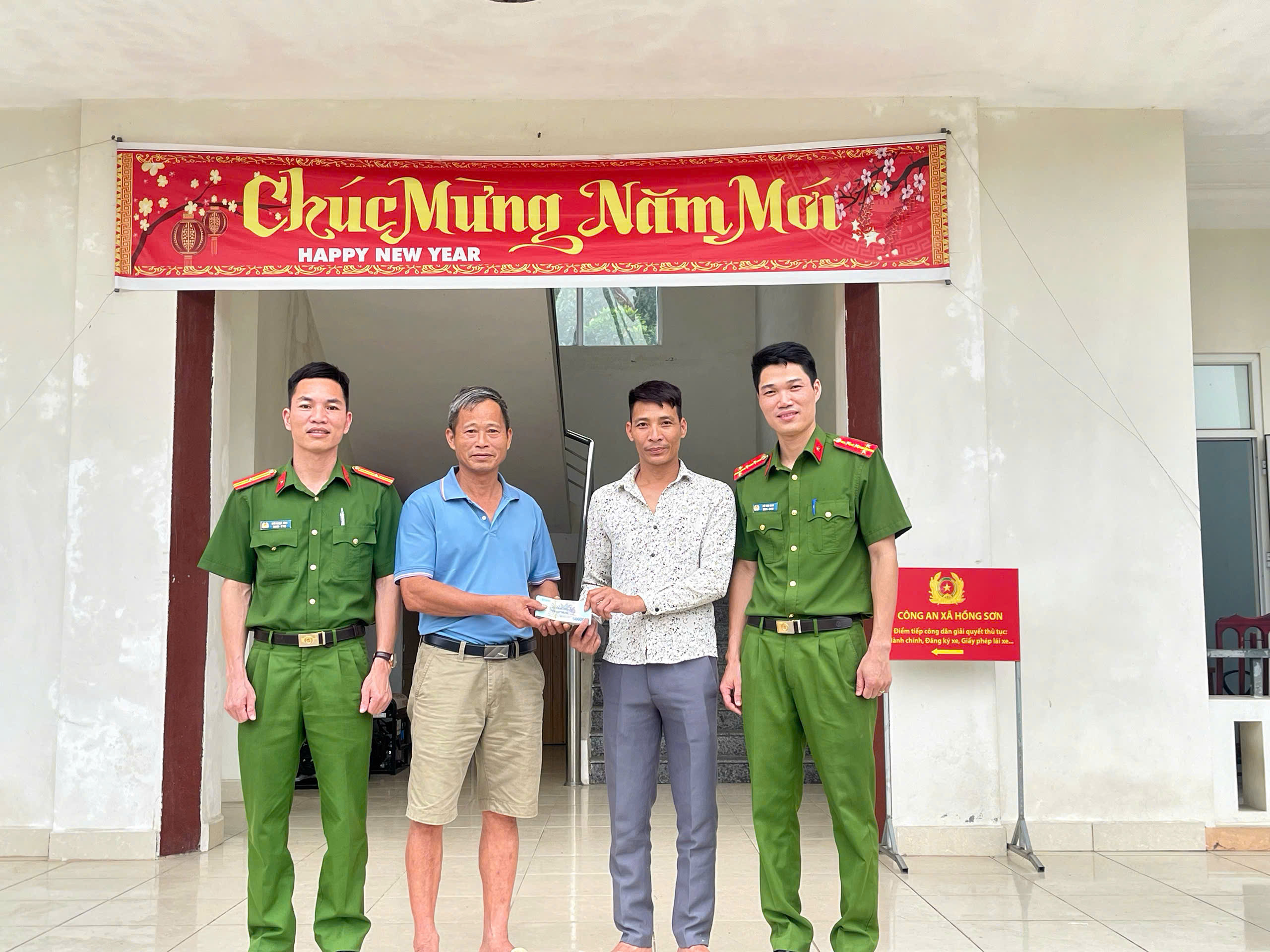 CÔNG AN XÃ HỒNG SƠN KỊP THỜI GIÚP NGƯỜI DÂN NHẬN LẠI HƠN 50 TRIỆU ĐỒNG TIỀN CHUYỂN KHOẢN NHẦM