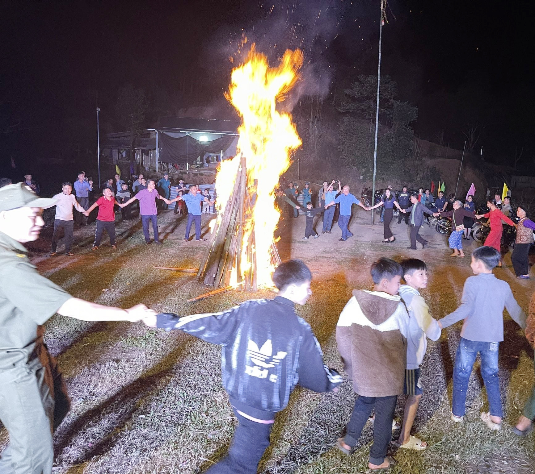 Lãnh đạo xã Minh Thanh chung vui đêm lửa trại đón Giao thừa tại thôn Đồng Chanh