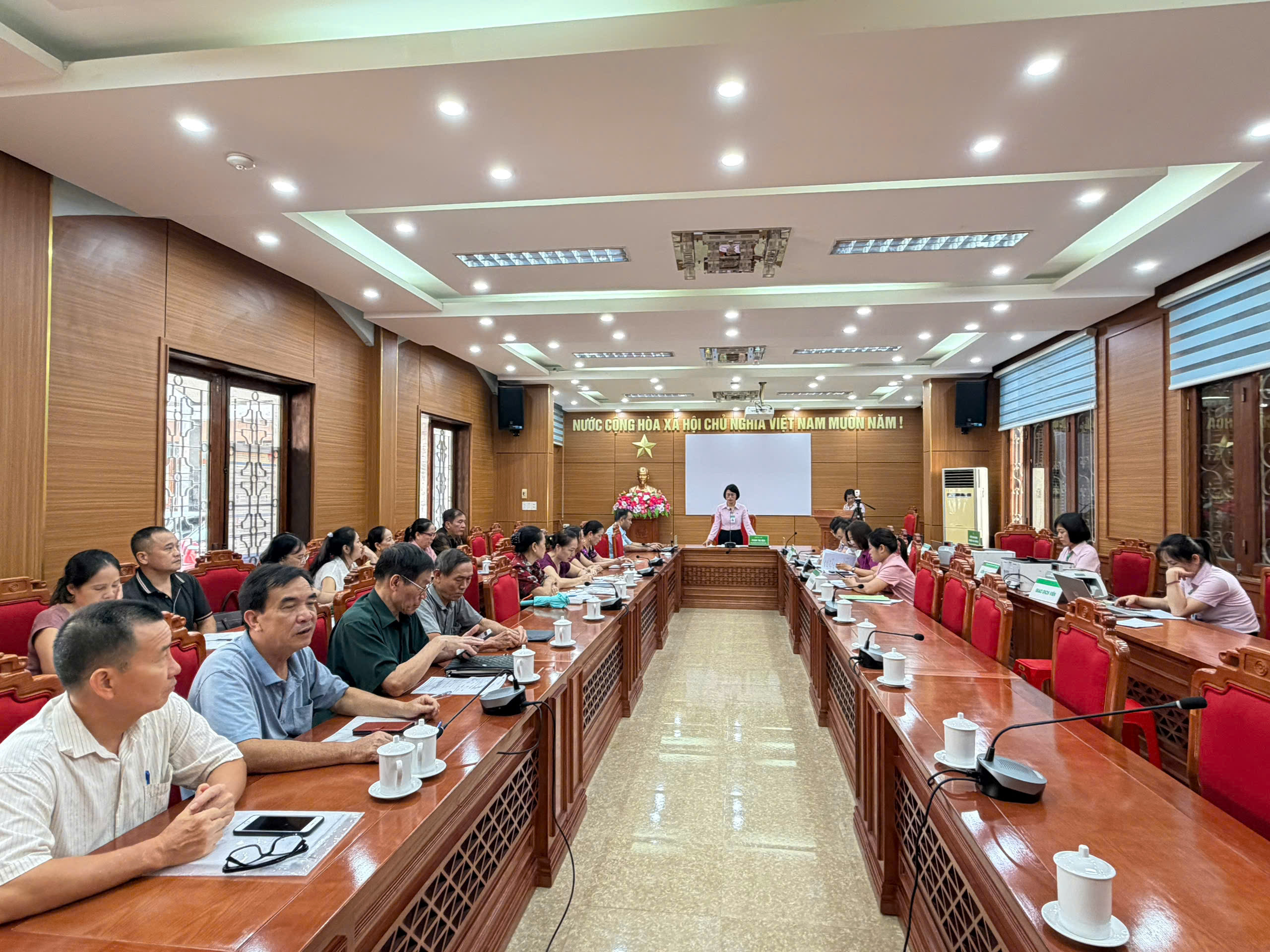 Phòng giao dịch NHCSXH Hà Giang tổ chức giao ban, giao dịch tại các điểm giao dịch trên địa bàn phường Hà Giang 2