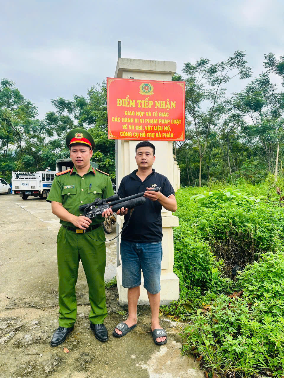 CÔNG AN XÃ LIÊN HIỆP TÍCH CỰC VẬN ĐỘNG, THU HỒI VŨ KHÍ, VẬT LIỆU NỔ, CÔNG CỤ HỖ TRỢ TRÊN ĐỊA BÀN