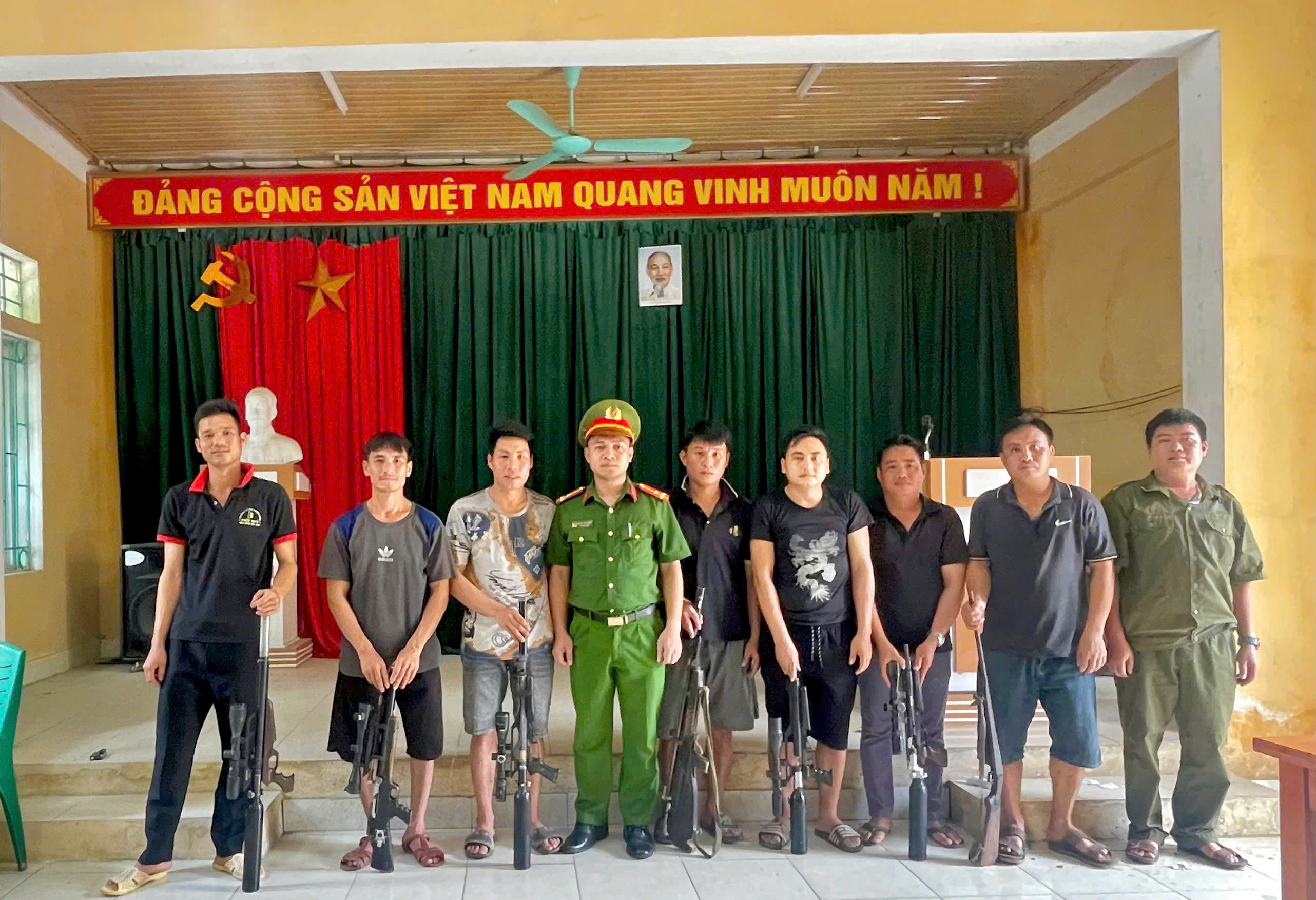 CÔNG AN XÃ NÀ HANG TRIỂN KHAI CAO ĐIỂM VẬN ĐỘNG GIAO NỘP VŨ KHÍ, VẬT LIỆU NỔ, CÔNG CỤ HỖ TRỢ VÀ PHÁO
