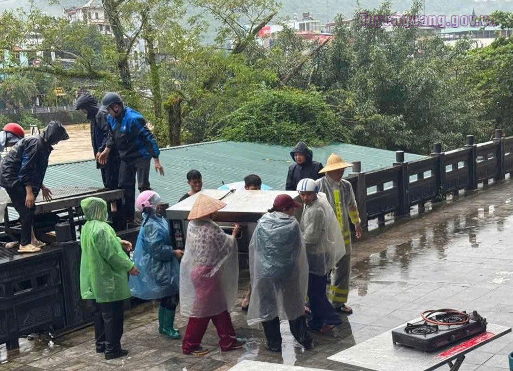 Chủ tịch UBND tỉnh chỉ đạo tập trung triển khai ứng phó hoàn lưu bão số 10 và xả lũ hồ thủy điện