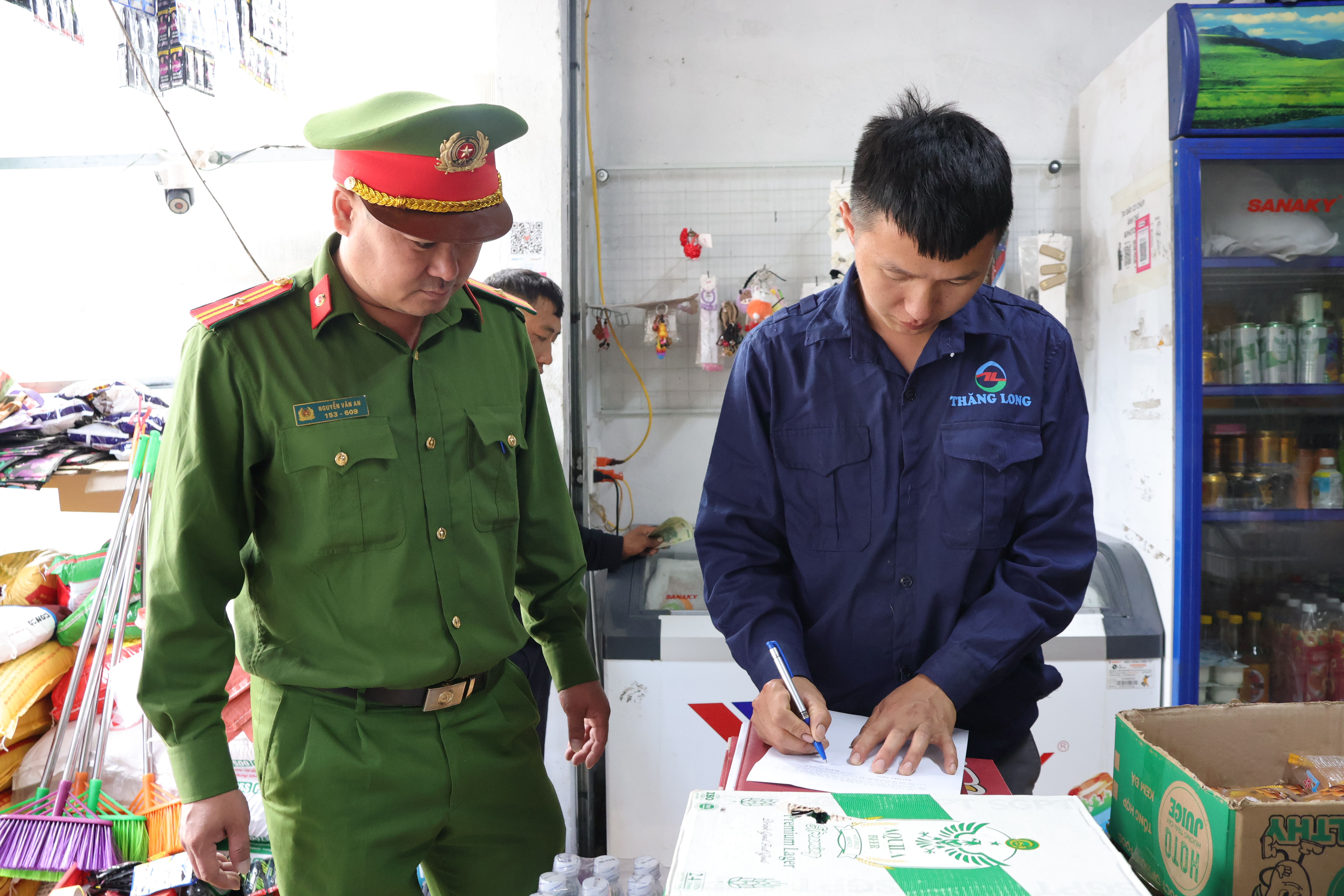 Gần 10 hộ dân thôn Há Chế ký cam kết không lấn chiếm hành lang an toàn giao thông