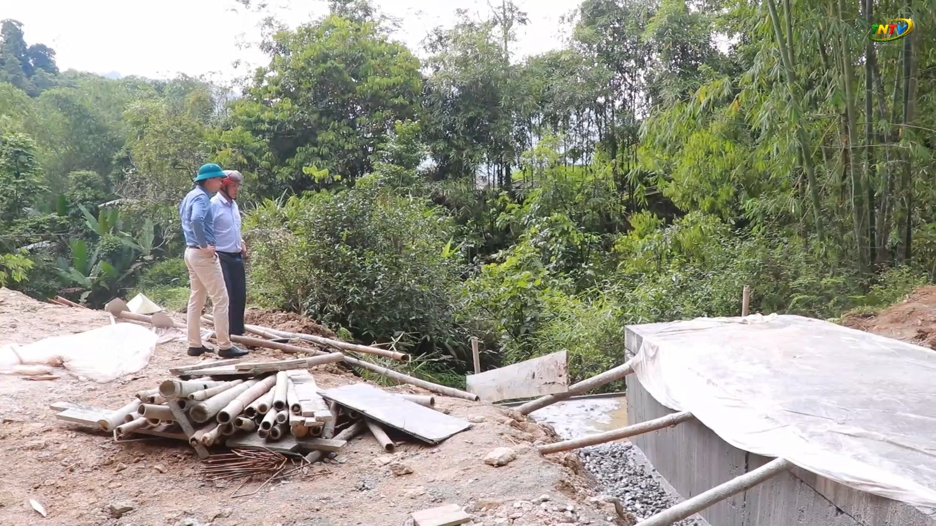 Bí thư Đảng ủy, Chủ tịch HĐND xã kiểm tra tiến độ thi công tuyến đường bê tông thôn Cao Sơn