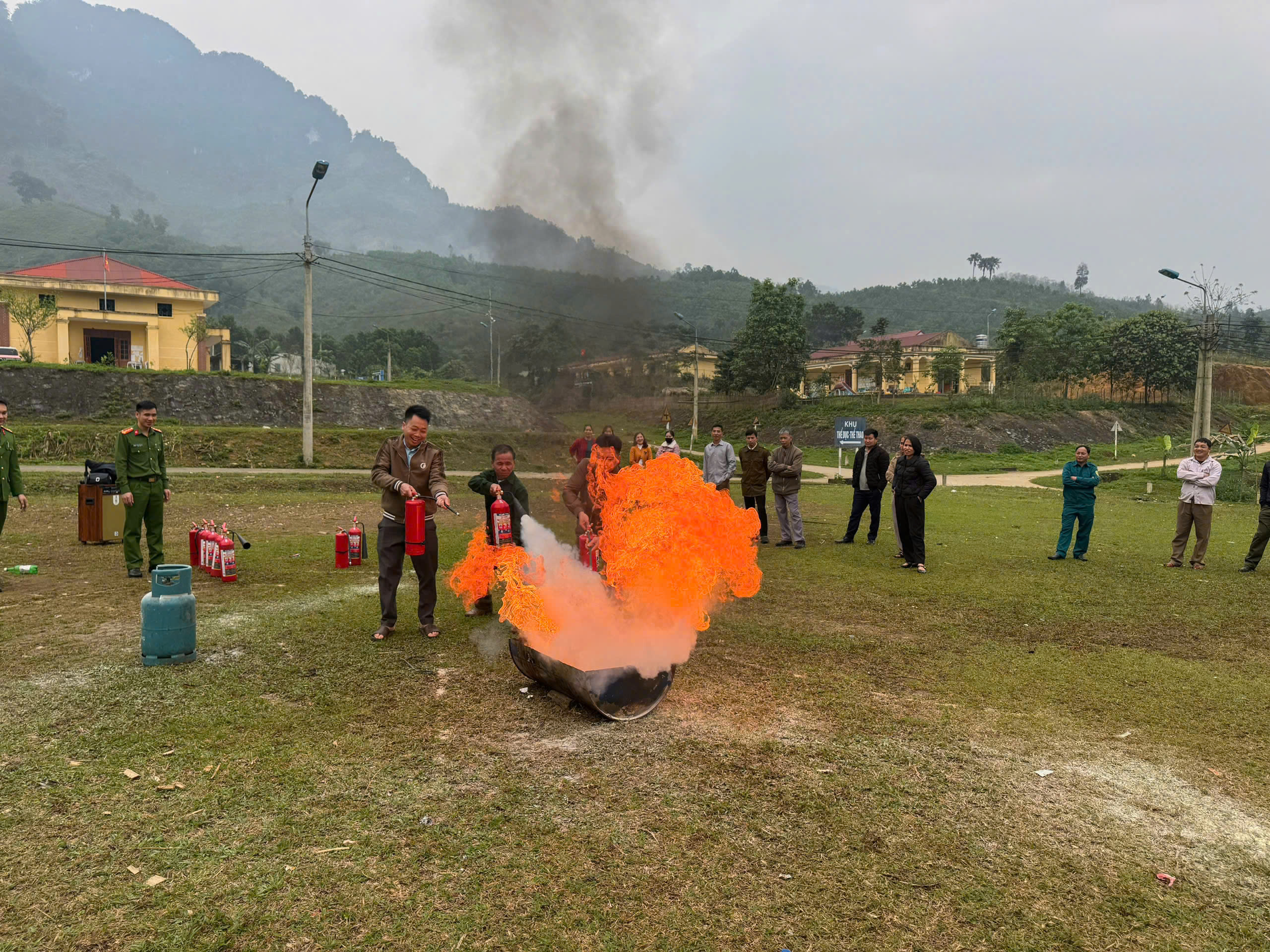 CÔNG AN XÃ BÌNH AN CHỦ TRÌ TUYÊN TRUYỀN, TRẢI NGHIỆM THỰC HÀNH PCCC VÀ CNCH QUÝ II NĂM 2026