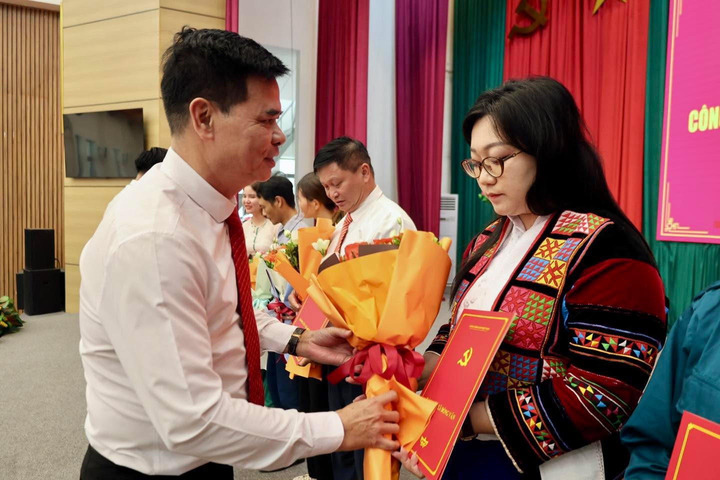 XÃ ĐỒNG VĂN CÔNG BỐ CÁC NGHỊ QUYẾT, QUYẾT ĐỊNH VỀ SẮP XẾP, TỔ CHỨC LẠI THÔN VÀ KIỆN TOÀN TỔ CHỨC Ở CƠ SỞ