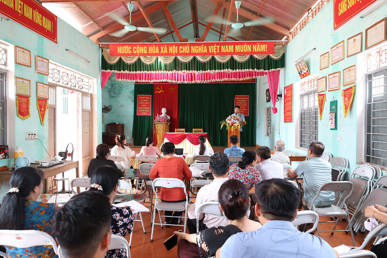 Đồng chí Phó Bí thư Thường trực Đảng ủy xã Yên Sơn dự sinh hoạt Chi bộ thôn Hưng Thịnh