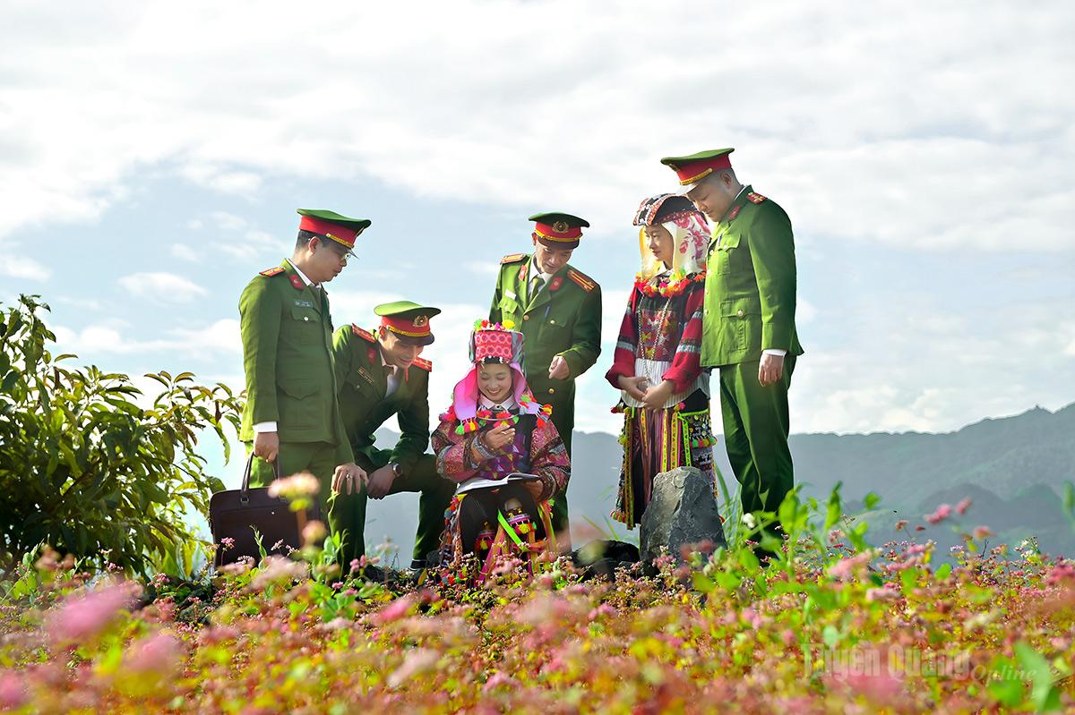 Công an xã Lũng Cú: Đồng hành cùng phát triển du lịch bền vững