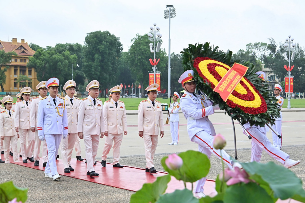 ĐOÀN ĐẠI BIỂU ĐẢNG ỦY CÔNG AN TRUNG ƯƠNG, BỘ CÔNG AN VÀO LĂNG VIẾNG CHỦ TỊCH HỒ CHÍ MINH